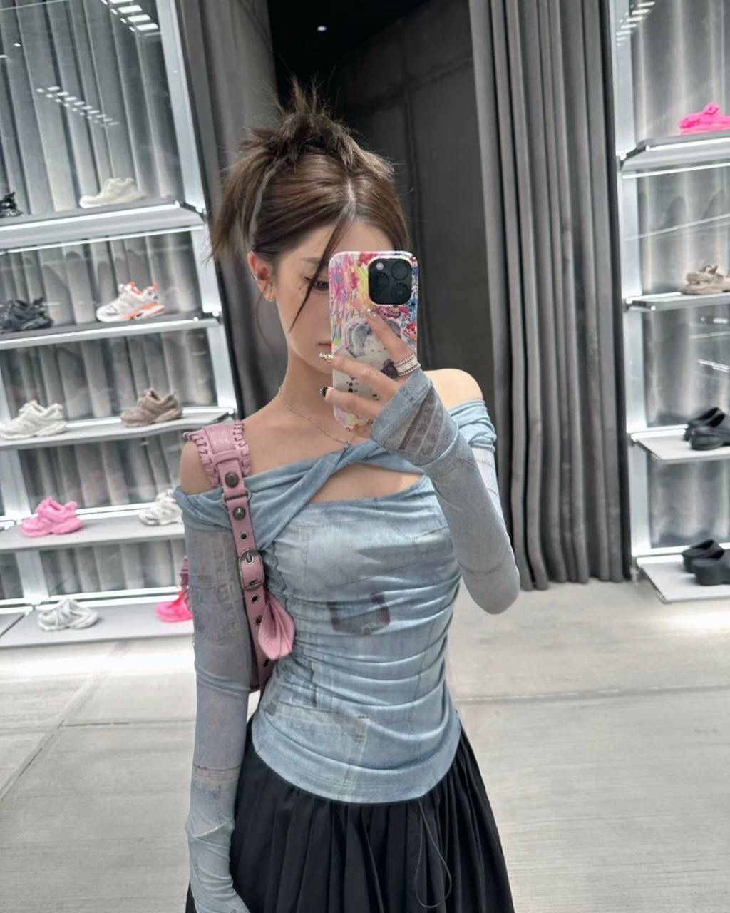 销量王🔥 Neo classic 机车包xs 首先声明，我爱一切机车元素 无论是le cagole还是这只neo 喜欢大容量的姐妹冲这只 油蜡皮的不规则摔纹配上大量的五金配件 还有流苏拉牌➕爱心镜子➕零钱包挂件 极繁的魅力由此而来～ 辣妹酷妹冲冲！ 26×17.8×11.4cm700940m