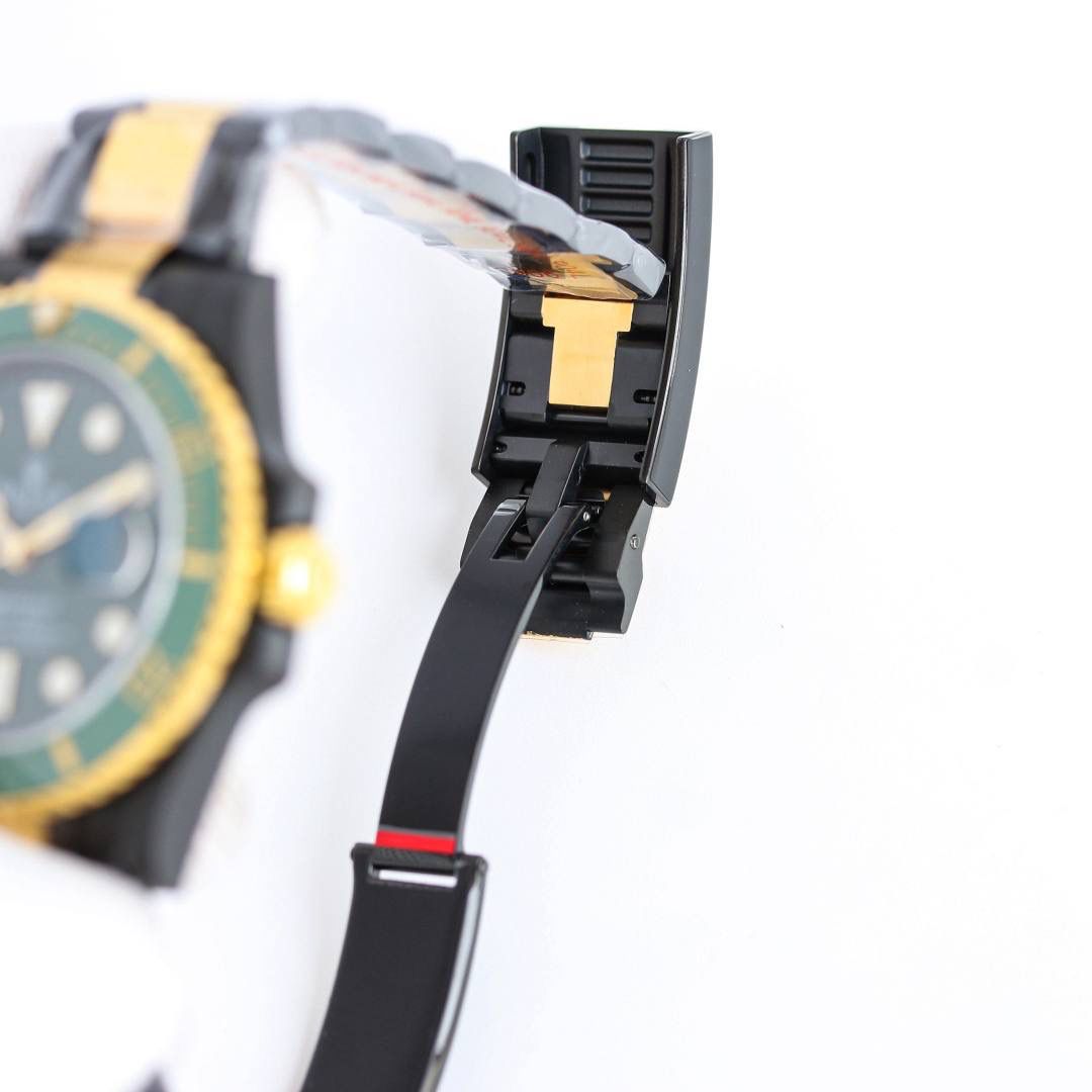 第四代 BLAKEN 款水鬼 · 间金黑 🎮 BLAKEN 高级改装水鬼系列，将劳力士经典潜航者与暗黑美学融合，风格冷峻独特。 表壳采用 DLC 黑化间金工艺，质感深邃且耐磨耐用；Blacken 团队 1:1 复刻表盘，细节高度还原。 搭载 一体 3235 自动机芯，走时稳定精准。 40mm 表径、11mm 厚度，佩戴舒适，比例协调。