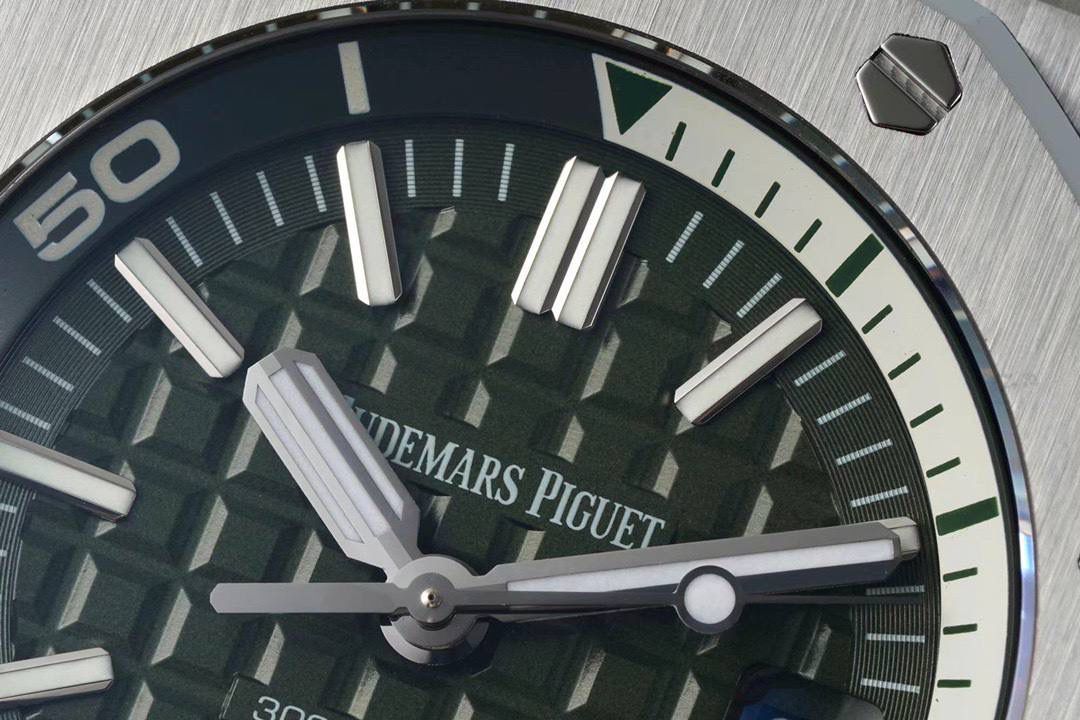 爱彼15710潜水之王！3120一体机芯，打造内在外在最强复刻🔥🔥 1.表壳采用多次打磨，只为了棱角数据吻合，材质触摸感觉一致； 2.最强机芯夹板打磨，特调色18K玫瑰金自动托颜色； 3.最人性化的可松动头粒缓冲区域，确保吻合原装设计； 4.最立体和最工整的盘面“饼干纹理”保证和正品一模一样： 5.最持久的夜光和对的最齐的内应刻度，IPF直击重点。 6.采用原装一致的装配结构，做到细微一致！ 7.最接近原装的指针，切面锋利整齐无毛刺； 8.最接近原装日历放大镜，通透性市面最强； 9.最强蓝宝镜面通透感官，并镀有防眩晕增透镀膜； 最最主要的机芯：采用一体AP.CAL.3120机芯，功能稳定，动力储存原装一致的41小时，外观一致！潜水之王，重新归来！