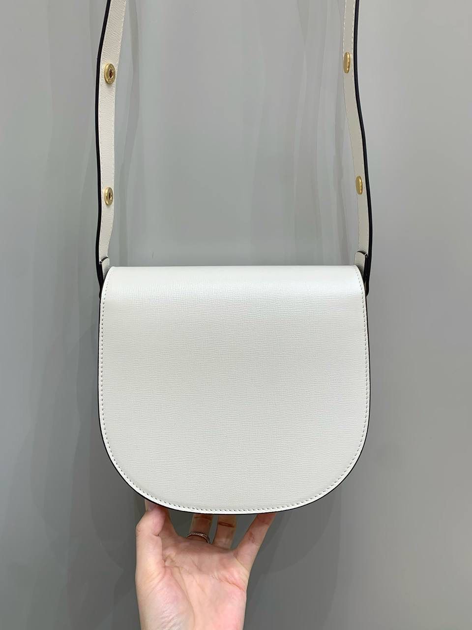 新背景实拍正品级 。Gucc1 horsebit半圆迷你全皮白 （纯铜五金原厂皮） 这个小可爱是真的可爱，小小乖巧的一个 经典的设计加上配色，不管你是潮流的运动女孩👧 还是睿智的职场精英，又或者是优雅的气质女性 这款都是你完美生活中的一款适合的穿搭单品 经典百搭 实用而又不失个性时尚 1955系列寓意马到成功 来掌握自己的人生方向吧！ 型号760191；尺寸17/18.5/7.5cm