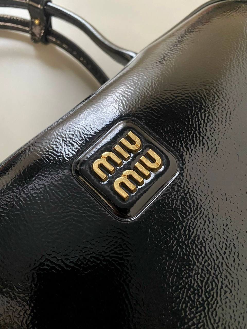 🈶漆皮黑 𝗠𝗶𝘂𝗠𝗶𝘂公文包| 新面料来啦 漆皮色泽光亮自然饱满～ 皮面透着的皱纹仿佛湖面上的水波纹 无论是视觉还是手感，质感都很绝！ 34×23×10cm #F0020m