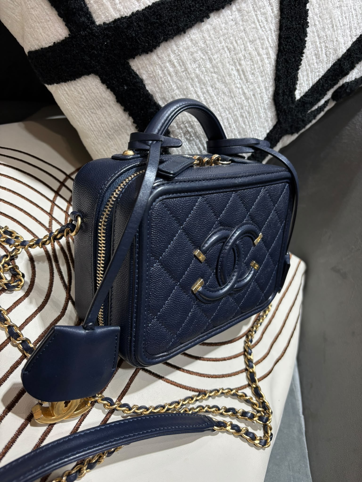 Chanel CC filigree Vanity Small 17cm 深藍色荔枝牛皮金鏈，100%Authentic, 98%New ✅25Card ✅Key lock✅Dust bag✅Box