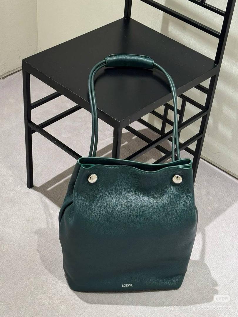 🎈（全钢）新款𝗣𝗲𝗯𝗯𝗹𝗲 𝗛𝗼𝗯𝗼大号 ——【常青色到货💕】 尺寸：𝟮𝟳.𝟱-𝟭𝟭.𝟱-𝟰𝟬𝗰𝗺 编码：652408 【该尺寸配防尘袋】 👉🏻采用进口纳帕小牛皮材质•包包手感超级舒服柔软•自重超轻。 👉🏻正面装饰两颗闪亮的𝗽𝗲𝗯𝗯𝗹𝗲配饰•精致可爱时髦•可调节肩带•腋下单肩斜跨皆🉑。 容量超大•内置拉链插袋•可放置各种证件等小物件•超级实用。