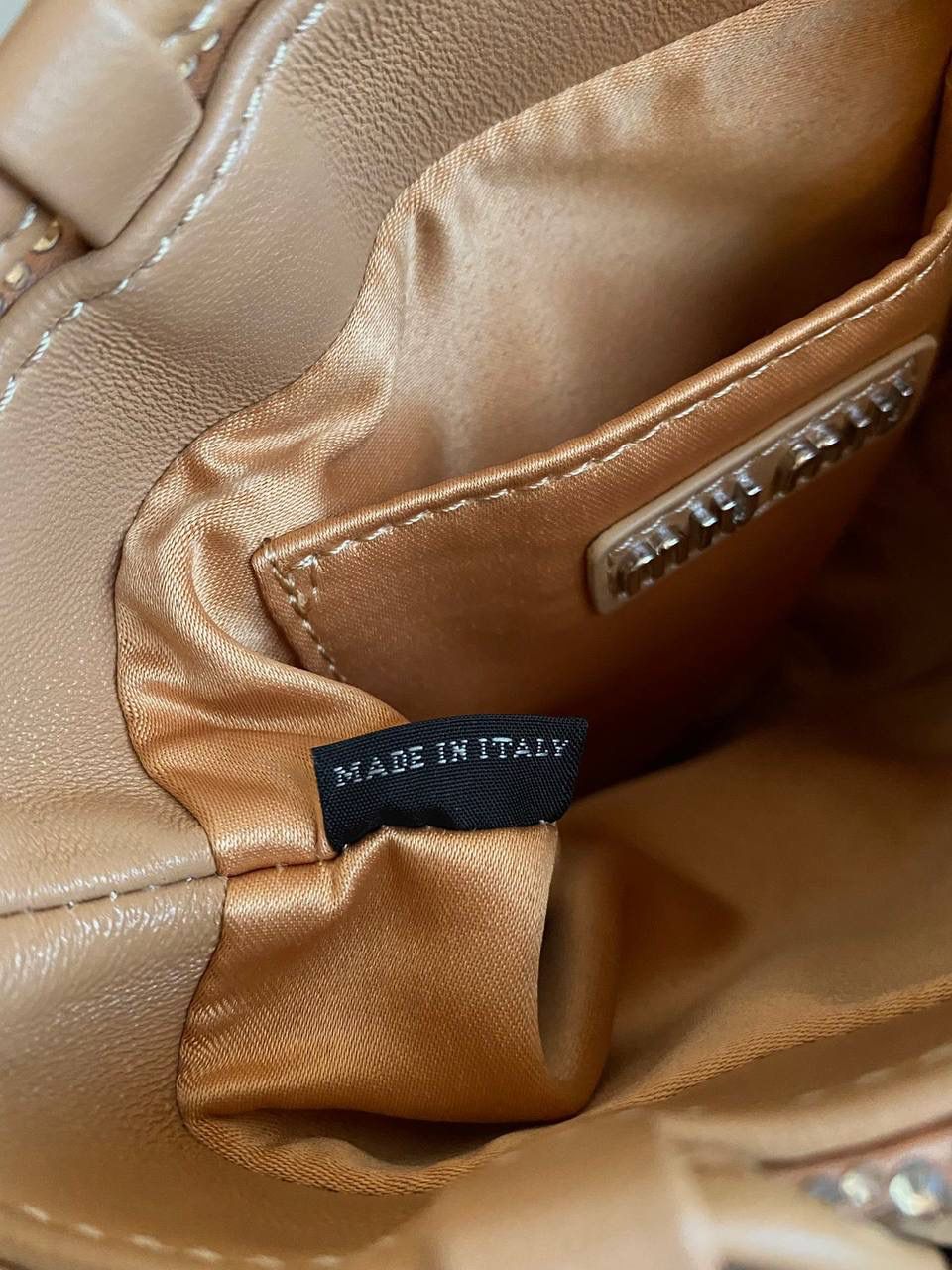 🈶钻石沙黄 𝗠𝗶𝘂𝗠𝗶𝘂满钻水桶包 blingbling的又是多少女生的心头爱 整个包身贴满水晶，搭配软绵绵的小羊皮， 在光线下非常闪✨不管是日常约会， 节日派对 晚宴都会是人群中的抢眼包 15×17×11cm F0053m