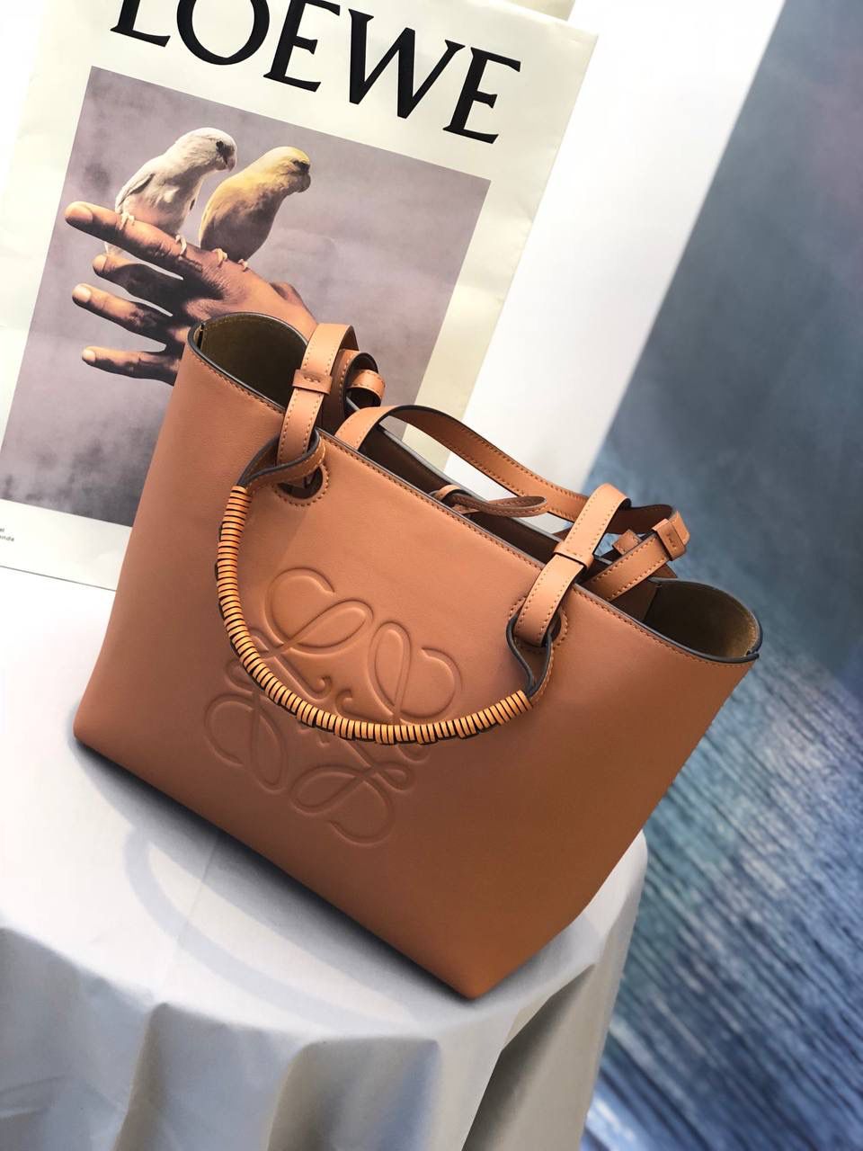 *𝘈𝘯𝘢𝘨𝘳𝘢𝘮 𝘛𝘰𝘵𝘦 印花托特包 #曾黎同款#优雅知性，气质十足 ✅ 尺寸:𝟐𝟗-𝟏𝟒-𝟐𝟓𝐜𝐦 编码:011830 颜色:棕色 将品牌经典图案融入皮革其中，形成了一个标志 里外牛皮革与编制提手让整个包都挺括了起来，质感满满，将实用性最大化，容量感人，十分适合日常，不禁感叹Lo罗家的细节与品质！