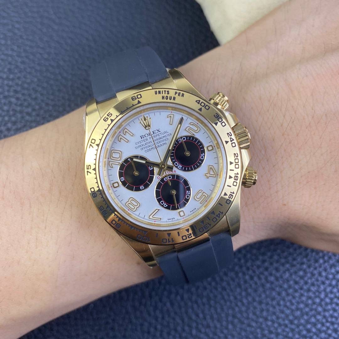 clean/C厂116508全金象牙迪通拿款式合集1.本次推出的是全金迪通拿 2.搪瓷黑面表盘0色差，钻石使用平替莫桑石，火彩效果不亚于真钻，不是劣质锆石。 3.表盘部分也是使用3段式拼接头粒，全部散件电镀。 4.表圈部分的字体粗细，以及最重要的，黑色填油是和原装一样的，磨砂质 感。这也是唯一一个做到的，后续发细节图又对比。 更多细节可以仔细看真假对比图🤟🏻💯