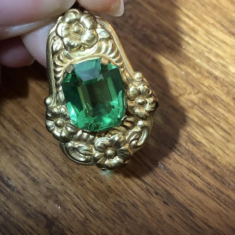 Chipped - Early to Mid-Century Czechoslovakia Faceted Green Peridot Glass Foliage Frame Pendant (MZ108)