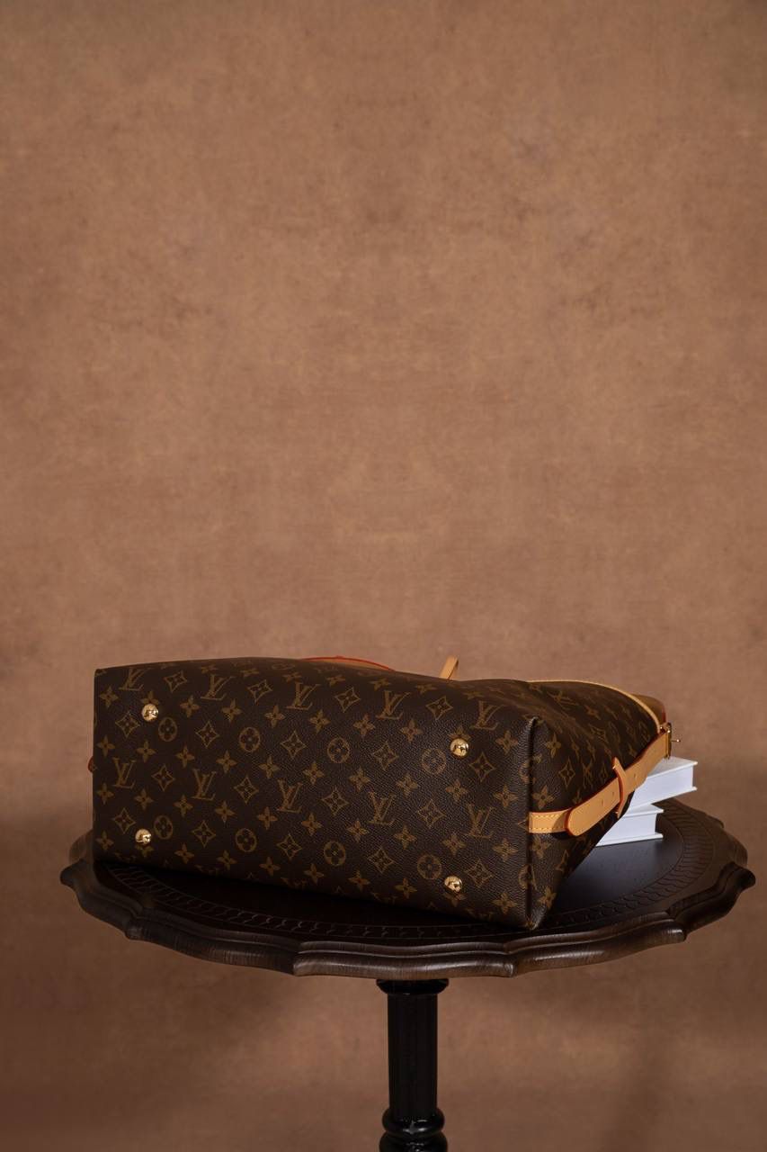 LV CARRYALL🎀 整体风格偏 休闲、随性、有点慵懒感，背上身直接爱上❤️ 字母包设计很贴心，不管是拿来当通勤包，还是妈咪包，都超级适合。容量大、很好装东西，而且又耐看又百搭，天天背都不会腻。 可以说是 又实用又好看的王者包款 了✨ 中号：尺寸 39×30×15cm 小号：尺寸 29x24x12cm 大小刚刚好，看起来大气又很实用。这款 Carryall 系列真的是爆款中的爆款，颜值超高，真的会让人一看就想要！从上市第一天开始就一直缺货，真的不是开玩笑的！！😍✨