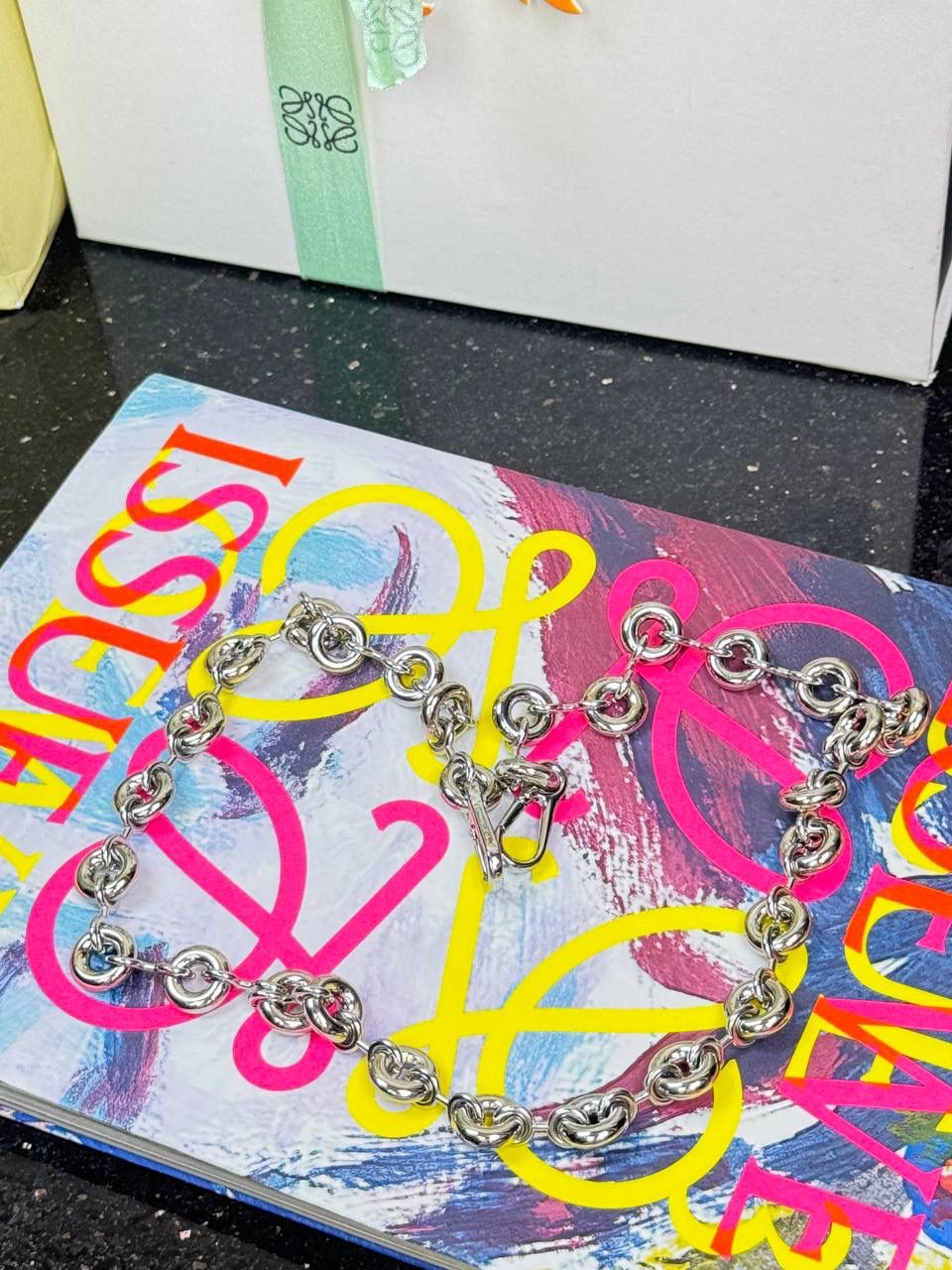 “全新升级*不锈钢材质” 甜甜圈⛓️链条肩带（银色） 尺寸：68×1.6×0.5cm 秀场甜甜圈链条同系肩带，进一步突出了手袋的造型高，引入了鲜明活泼的精神态度😉。