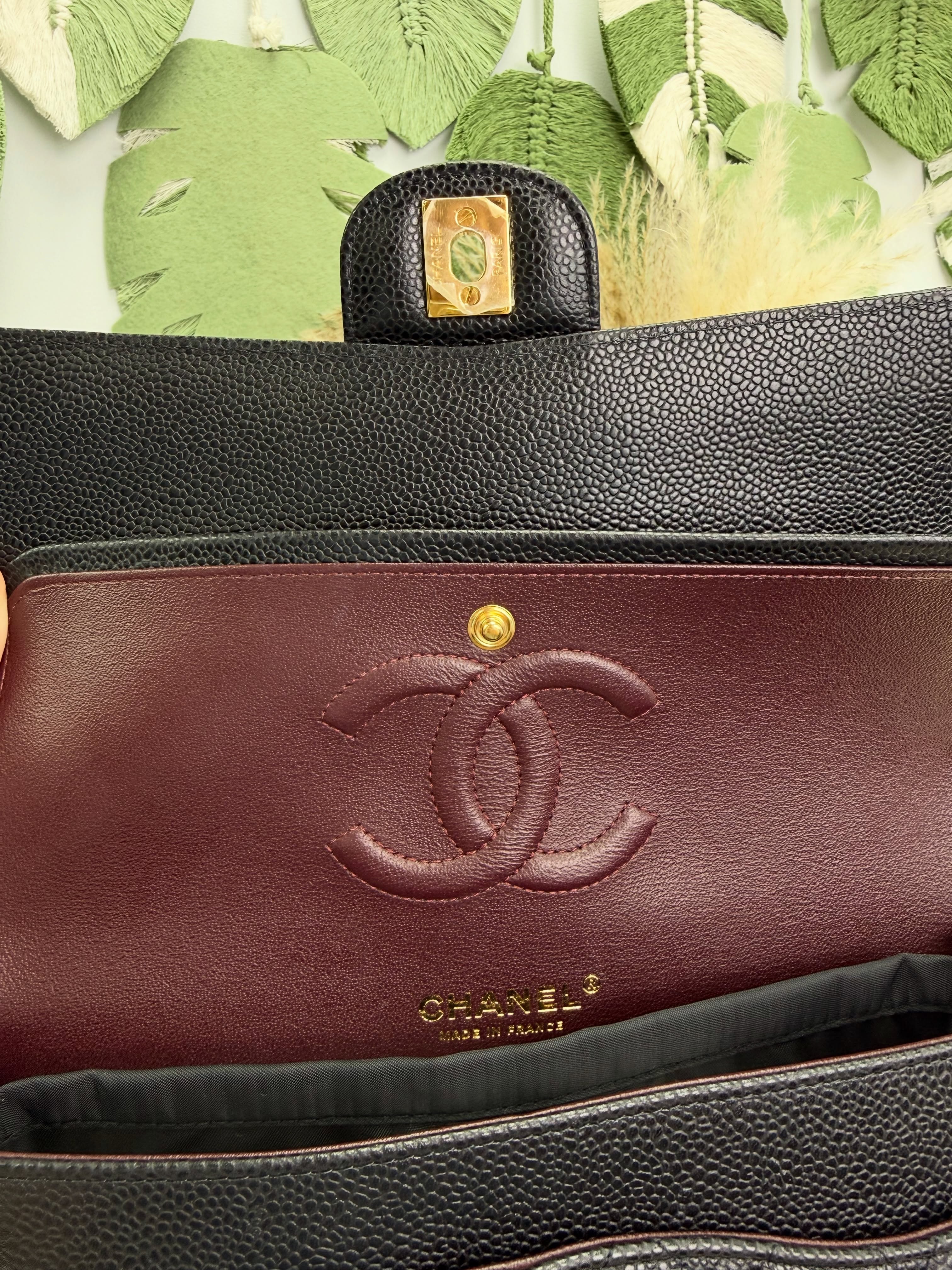 Chanel💫未使用品 🛍️ CF 25cm 🖤30卡 全套👜🎁  15.5*25.5*6.5  荔枝紋牛皮，經典黑金配色，容量實用，大方高貴🖤  配件 - 塵袋、盒、單，未使用品💫  💰優惠價 $46980 new  #收袋王  喜歡的話快點pm/whatsapp 我們💓 銷售熱線51111 321（whatsapp)  我們服務包括有：手袋飾物回收、手袋置換(一換一、一換多也可以） 、專業手袋鑑證、專業手袋護理 Is 購買方法 🏢親臨門市 荃灣南豐中心15樓1521室（荃灣地鐵站a出口1分鐘到）敬請預約 ❤️只賣正品正貨，任驗💓🫰🏻 ❤️‍🔥本店為香港註冊公司絕對真貨，信心保證👍🏻 🫰🏻本店設有鑑證服務，有駐場鑑證師  ✨歡迎追蹤我哋各個平台緊貼最新優惠x貨品🔥😍 👇🏻👇🏻👇🏻👇🏻👇🏻👇🏻👇🏻👇🏻  ⭐️Instagram: aoaocave  🌈Facebook: aoaocave收袋王  🔥Carousell: acluxuryhk  👆🏻👆🏻👆🏻👆🏻👆🏻👆🏻👆🏻👆🏻  ___________________________  Disclaimer🫰🏻All trademarks and copyrights are reserved to the original brand holders. @AOAOCAVE sells only authentic goods and is not affiliated with any of the brands mentioned.  @AOAOCAVE 跟任何品牌無關，而且沒有持有任何品牌資版權，亦沒有與任何品牌合作。所有商標及版權歸屬於品牌坊所有，帖子只作分享用途。  #aoaocave #手袋回收 #名牌買賣