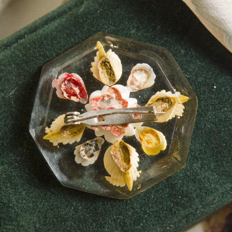 1940-50s Lucite Handpainted Floral Hexagonal Shaped Brooch(EA0457)