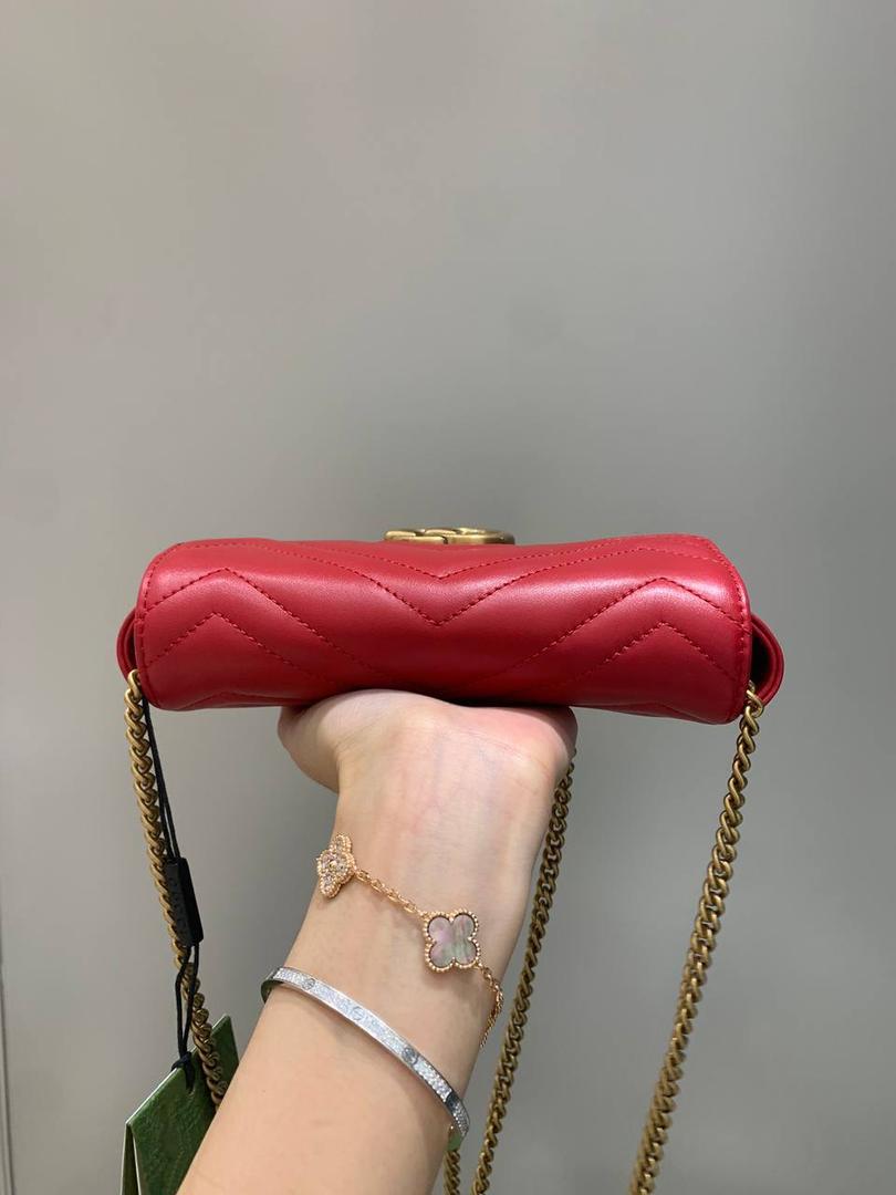 新背景实拍正品级 。经典款红色16.5cm‼️ 最经典的款式来了，真的卖一百年都不会烂的款式，金色五金，最经典的搭配，红色很好看，也是非常喜庆的颜色，很正点的红，不会俗气‼️ 型号476433；尺寸16.5/10/4cm