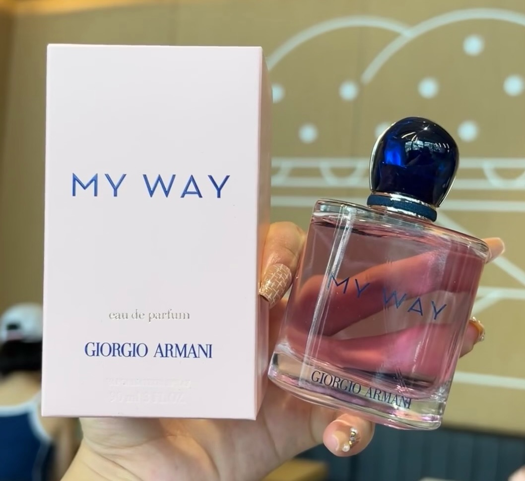 907690 阿玛尼MY WAY自我无界香水​​  【原单香水加工加料】  💜阿玛尼MY WAY自我无界香水， 90ml木质花香调，瓶身简约优雅，白色+蓝色字体超有质感✨。前调佛手柑和橙花，清新活力；中调晚香玉和茉莉，自信洒脱； 基调香草、雪松、白麝香，温暖沉稳。整体香气甜美不腻， 适合日常、约会或送礼，留香持久，喷一次能维持一整天哦🌸。  下单进网站👉 CLM126.COM