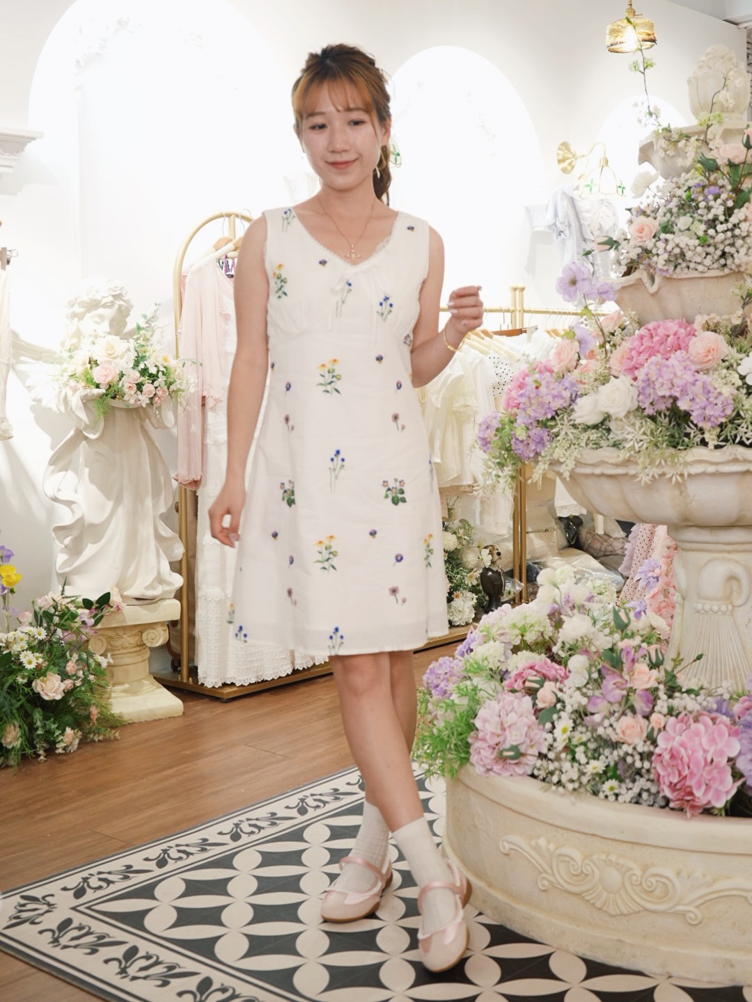 刺繡花短款連身裙