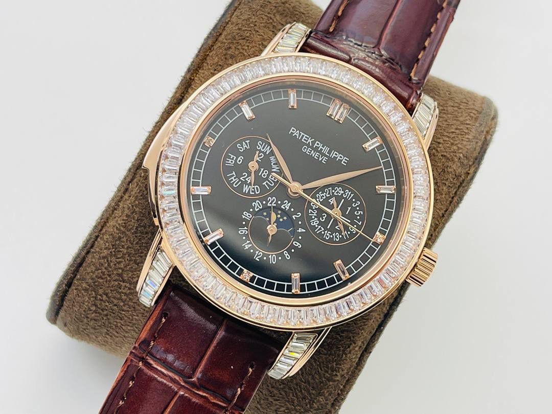 【2022诚意推荐】百达翡丽超级复杂功能系列5073P_010腕表。用心之作，细节方面： 1⃣️突破多层技术瓶颈，机芯型号为CH 29-535 升级版，质量稳定！ 2⃣️尺寸42毫米，与专柜一致。 3⃣️表圈和表耳镶103颗长形钻石。 4⃣️表带搭配意大利头层小牛皮，表扣上镶钻石更显示这块腕表的豪华气质。适合各种商务场合，简敛精致不失优雅！