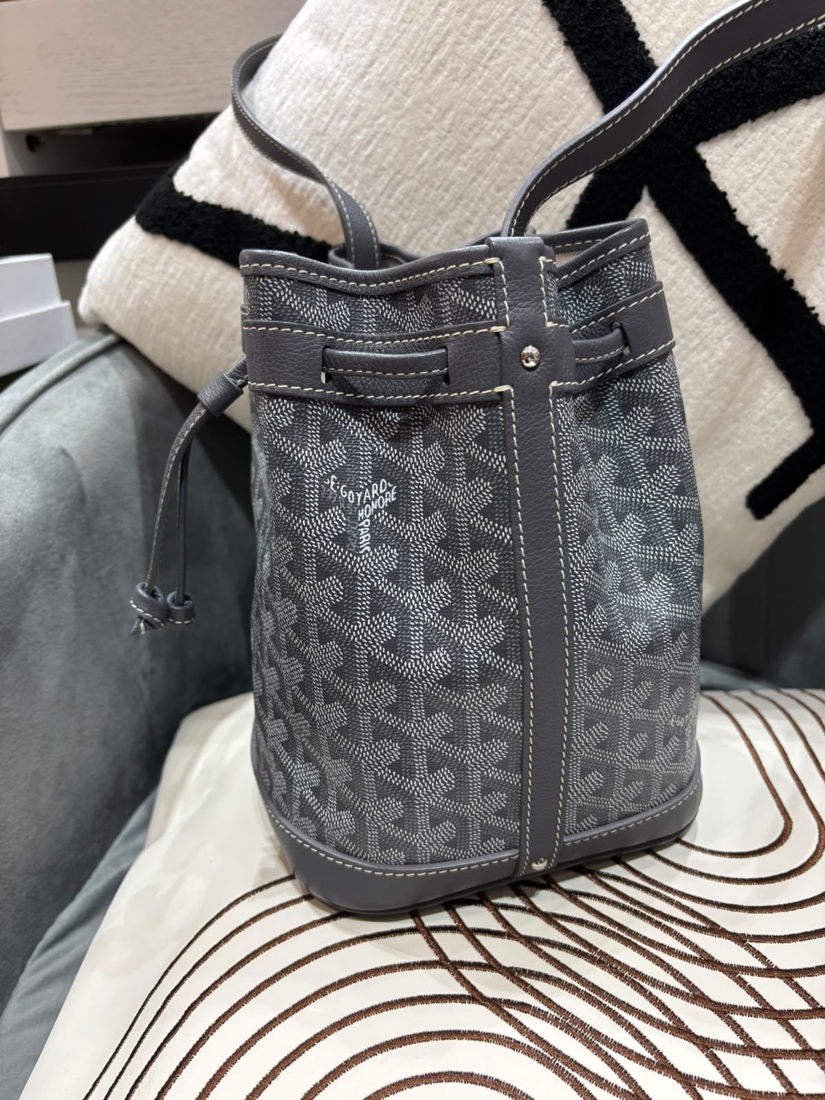 Goyard Petit flot Bucket Bag grey  100%Authentic, 98%new ✅收據✅booklet ✅Dust bag 