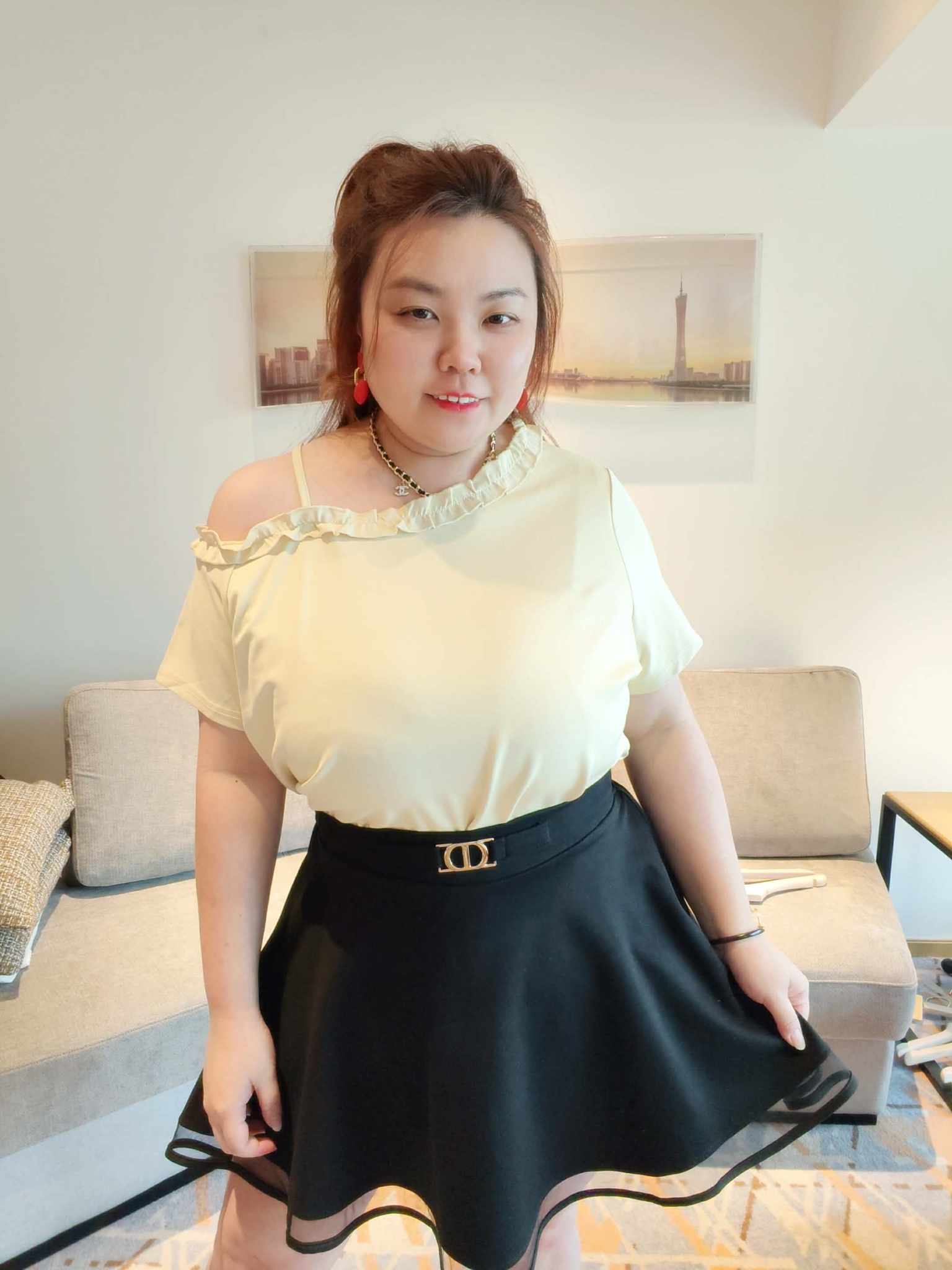 YCH03 26055 木耳边斜露肩吊带上衣