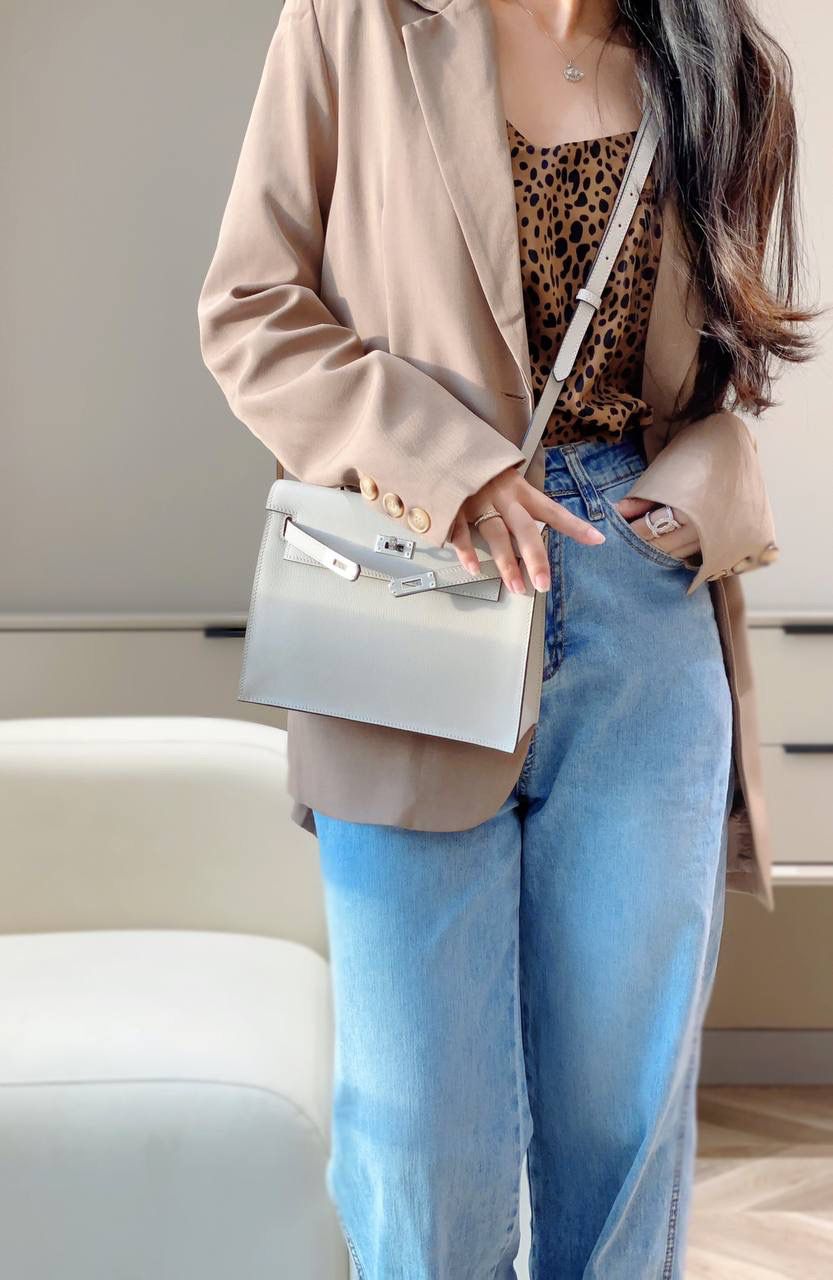 『珍珠灰·银』 ‘’Kᴇʟʟʏ ᴅᴀɴsᴇ • Evercolor 🎀 时尚圈就是一个圆！ 最厉害的就是六种背法： 斜背、侧背、肩背、腰包、背包、手包 集美们一定要安排起来‼️ 22Cm