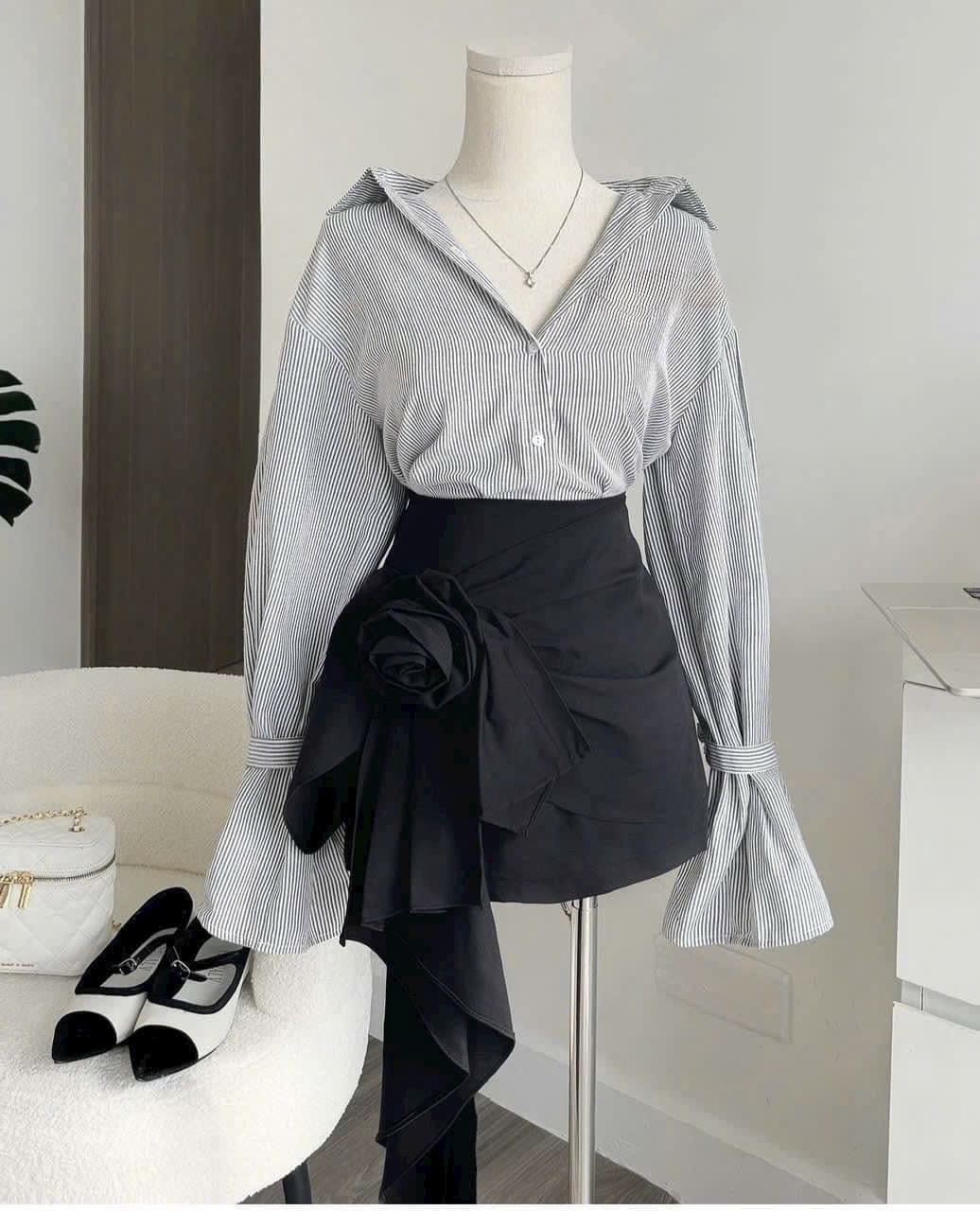 条纹衬衫搭配高腰裤裙两件套