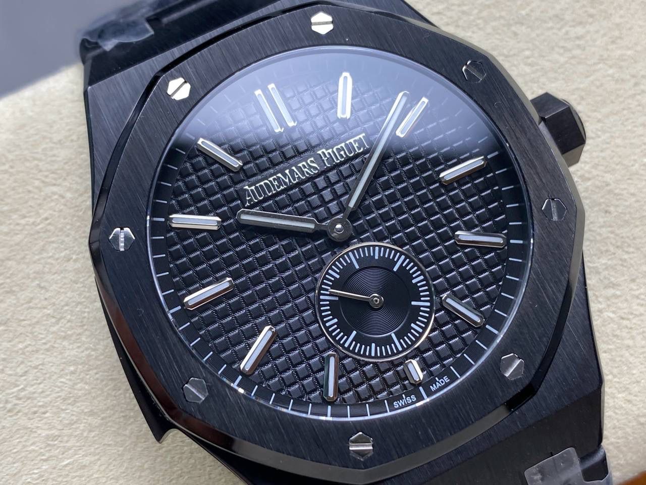 🚀AP爱彼 皇家橡树26591IP系列男士腕表，两针半 震撼上线：后盖升级透底，采用2953升级版机芯， 成就钢表巅峰—— 实力演绎 卫冕“钢”王！【5大精妙之处】 1.正品拆解开模，尺寸为42×11.3毫米与正品一致！ 2.完美还原正品表壳的每一处细节，尽显正品“棱角分明 坚毅果敢”的阳刚气质。 3.钢带的做工无可挑剔，比市面上任何钢带表做工均要更上一层楼，钢带头粒和表头衔接的“缓冲带”的松紧程度与正品一模一样，(可选配钢带款，胶带款) 4.爱彼2953升级版机芯，稳定，优秀，更真实。 5.表盘的“饼干纹理”立体饱满 搭配白金荧光时标和Royal Oak皇家橡树指针，体验精妙 感受不同！必属精品