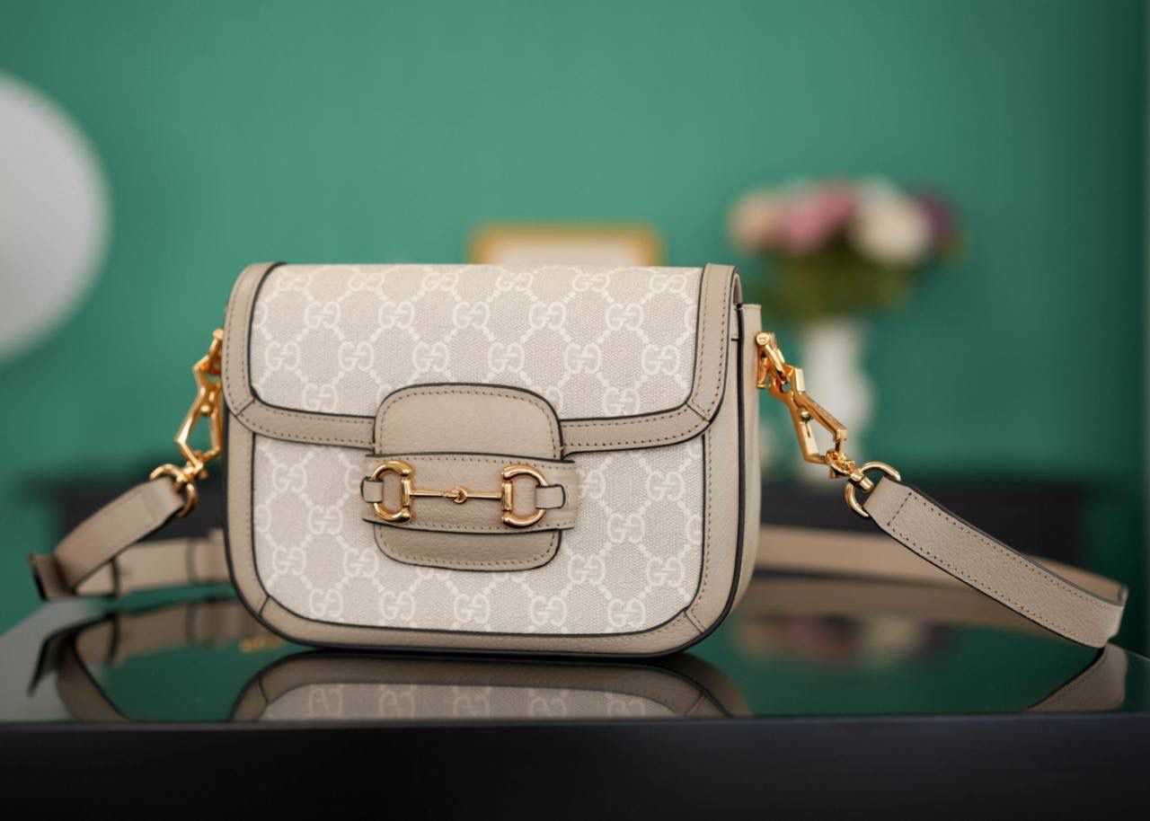 🥯Horsebit 1955系列迷你马鞍包 新款燕麦色20cm 正品售价,500 独家原厂皮发售 限量级别 GG家1955马鞍包已经火爆到人手一支的节奏，超级大爆款！ 这次出了迷你尺寸配可拆卸双肩带，简直超哇塞 马衔扣标志性设计，新款燕麦色很温柔，皮肩带布肩带任意更换~ 官方款号 658574 尺寸小号：20.5x14x5cm 大号：25x18x8cm