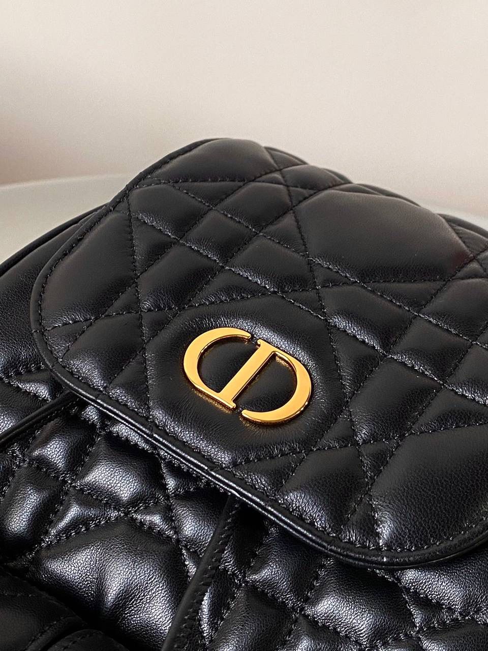 🈶黑色大号 𝐃𝐢𝐨𝐫 𝐜𝐚𝐫𝐨2025早春双肩背 只要是藤格纹元素的单品就能成为 时下最热门的时髦神器！ 列如这个刚上市就已经被问爆了的 caro双肩背包 超大的藤格纹， 低调的黑金配色，让它想要过时都难！ 小羊皮的材质，摸起来细腻柔软 而且自重很轻，还有可调节肩带 上身可爱又俏皮，很有白富美的既视感 大号：23×25×11cm #7713m 小号：20x18x8cm