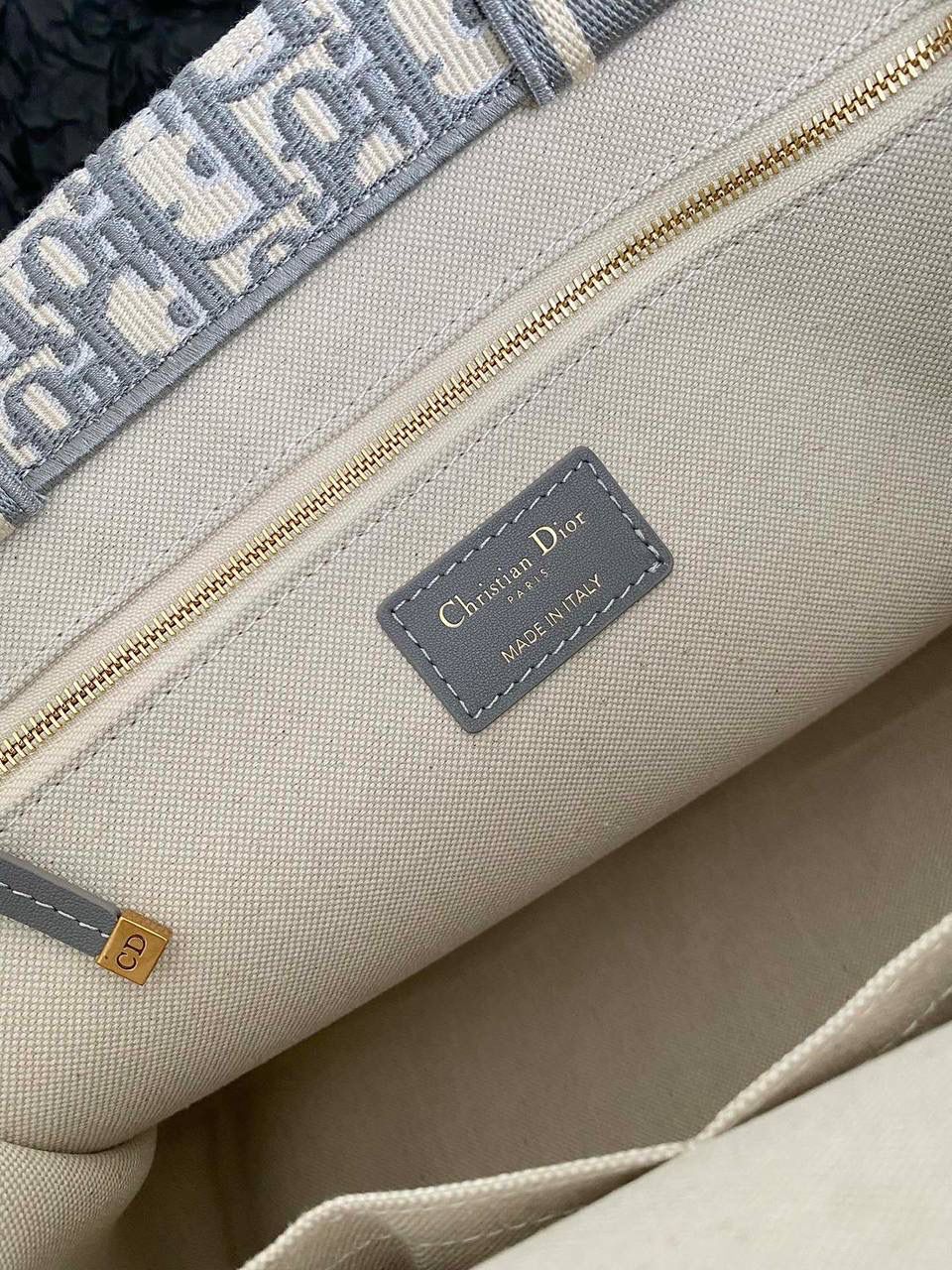 🈶老花灰，中号 𝗗𝗜𝗢𝗥 𝗯𝗼𝗼𝗸 𝘁𝗼𝘁𝗲24早春新款 不得不说，D家确实好会玩啊🤩 可以背的托特来了！简直不要太棒 在最最最经典的托特上又衍生爆款了🤍 越来越多人爱背大包真正的无性别之分 不管手拎斜挎，通勤健身出差毫无压力 整体有型不会塌，恨不得天天背 大包爱好者可以闭眼收了！！😍 36×16×27cm