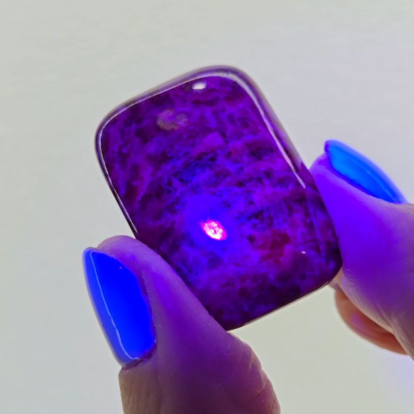 Ruby cabochon with marbling and UV reaction - RBY117