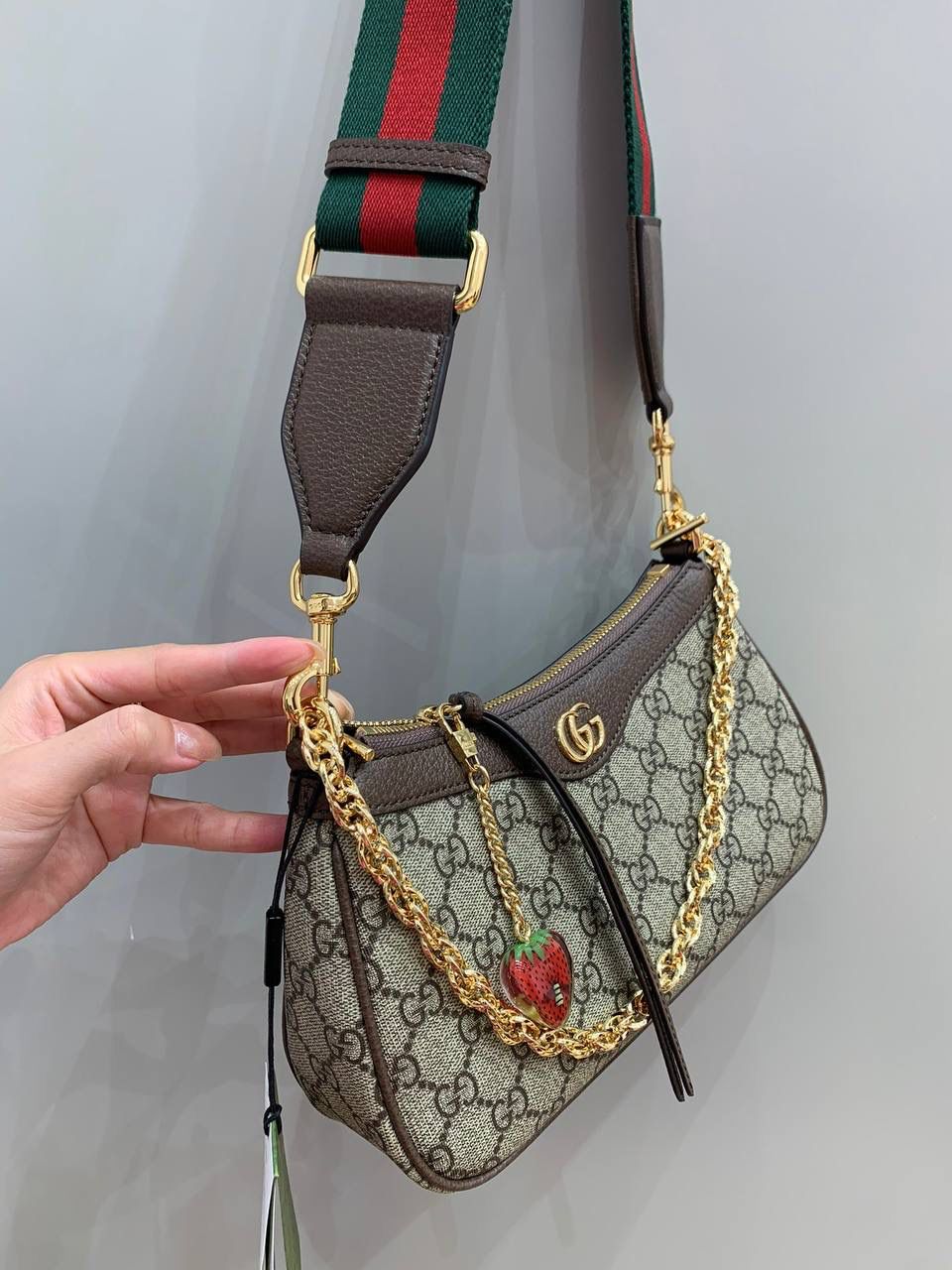 新背景实拍正品级 。新晋断货王🔥 🍓草莓包估计都抢疯了吧，确实是很耐看，即使这么久了，现在来看依旧是好看的，还是很想入手的经典款，没想到一向保守的Ophidia系列，现在居然会加上草莓这种元素，居然也不会别扭，反而增加了一些可爱感！ 型号 735132 尺寸25/15/6cm