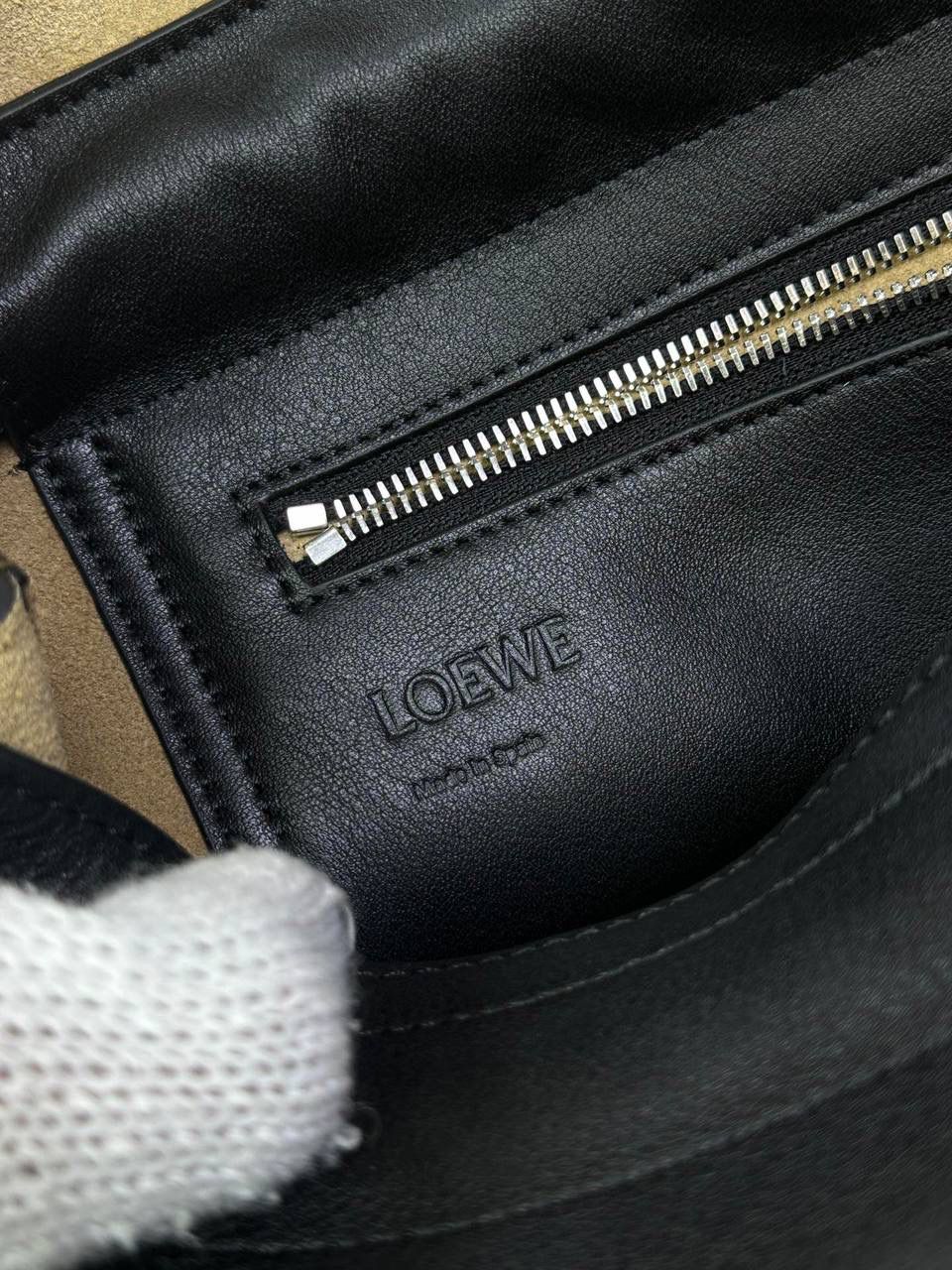 【全皮黑色】 𝙇𝙤𝙚𝙬𝙚 𝙁𝙡𝙖𝙢𝙚𝙣𝙘𝙤 𝙎𝙖𝙩𝙘𝙝𝙚𝙡 福袋款邮差包 ➕刺绣🅾️字母宽肩带 编码：062404 尺寸：𝟑𝟒-𝟏𝟐-𝟐𝟒𝐜𝐦 新款以经典福袋收缩打结为元素，采用内部麂皮➕外部进口小牛皮➕刺绣字母宽肩带的精致搭配打造全新升级款邮差包🅰️，可斜挎、肩背和手提，超大容量满足日常所需🎈