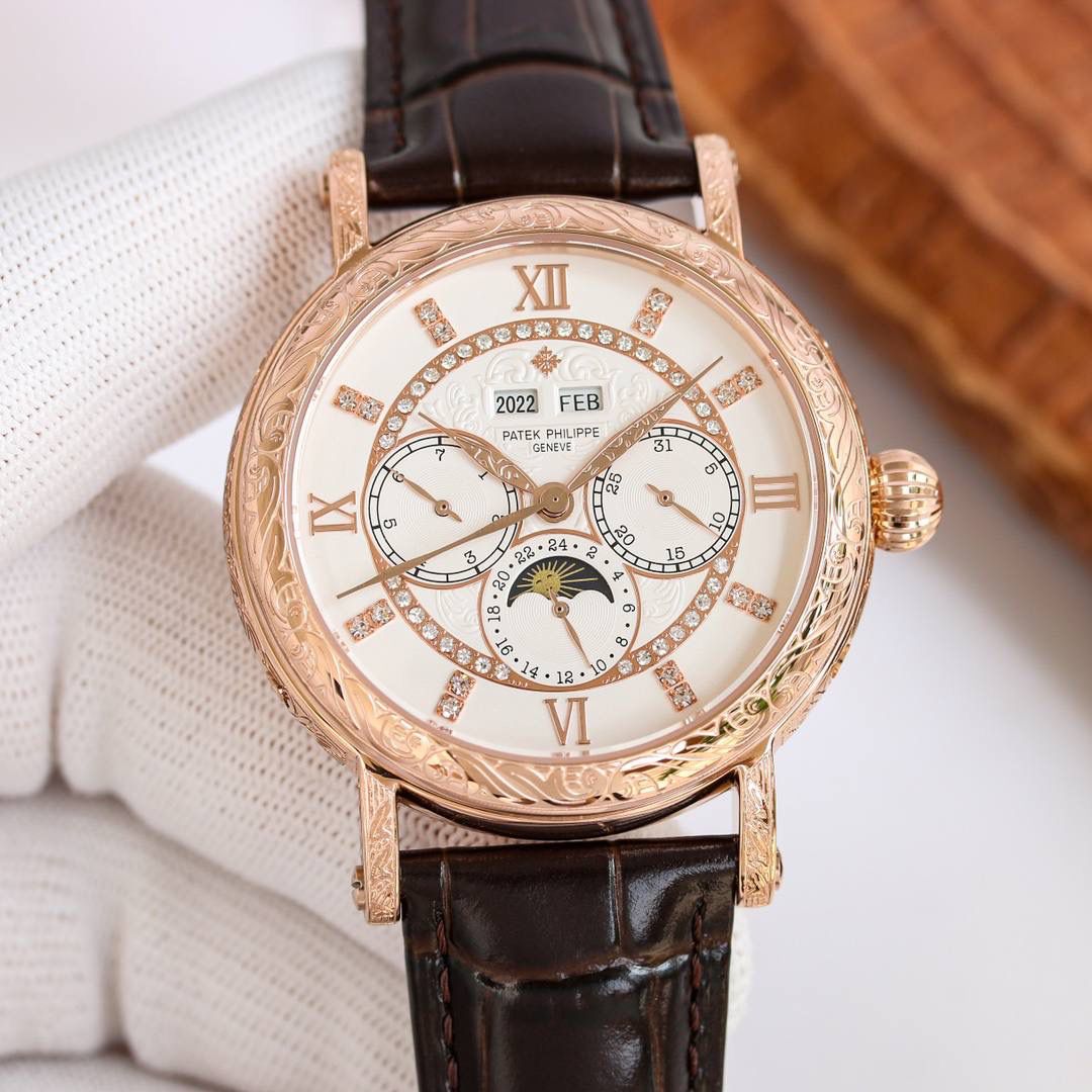 复古。精湛的工艺！ 年度最佳典藏之作——百达翡丽古典超级复杂多功能 万年历功能腕表 团队历时两年多精心设计，不计成本，敢为人先，力求完美，克服重重难关，突破多层技术瓶颈，机芯型号为CH 29-535 升级版，质量稳定！表盘6点位置是月相显示和日期分拨。所有的万年历标志都很好，一眼就能读懂。内里搭置了仿324 S Q 自动上链机芯，是 324 自动上条传奇机芯的精装版本。【表带】经典意大利小牛皮表带，纹路清晰，质感好。搭配圈市面最顶级的百达翡丽灯笼表扣，通用原装无压力。 优雅的Calatrava雕花表壳极具个性，42毫米的表径适配大众男性手寸，与专柜一致，非常商务可亦休闲。