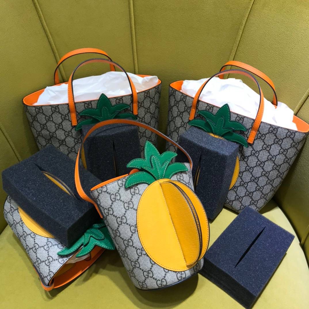 🔥𝙂𝙪𝙘𝙘𝙞原厂菠萝包 这款儿童菠萝包依旧很火，高颜值的搭配，很多小姐姐看到它都是毫无抵抗力～敲可爱！ 小菠萝：580850 尺寸：10*20*16cm