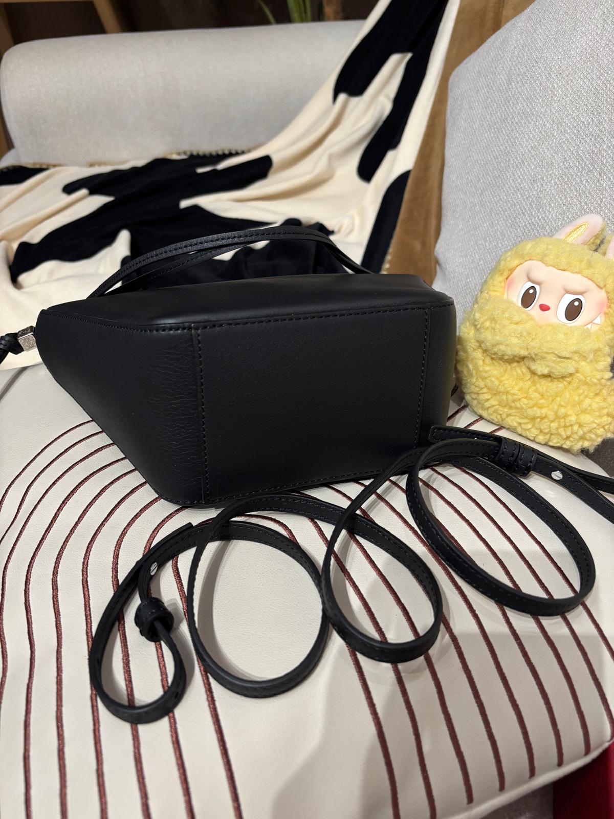 全新未使用品 Loewe Mini Hammock hobo in classic calfskin 黑色牛皮 100%Authentic, 全新未使用品 Unused ✅Booklet ✅Dust bag
