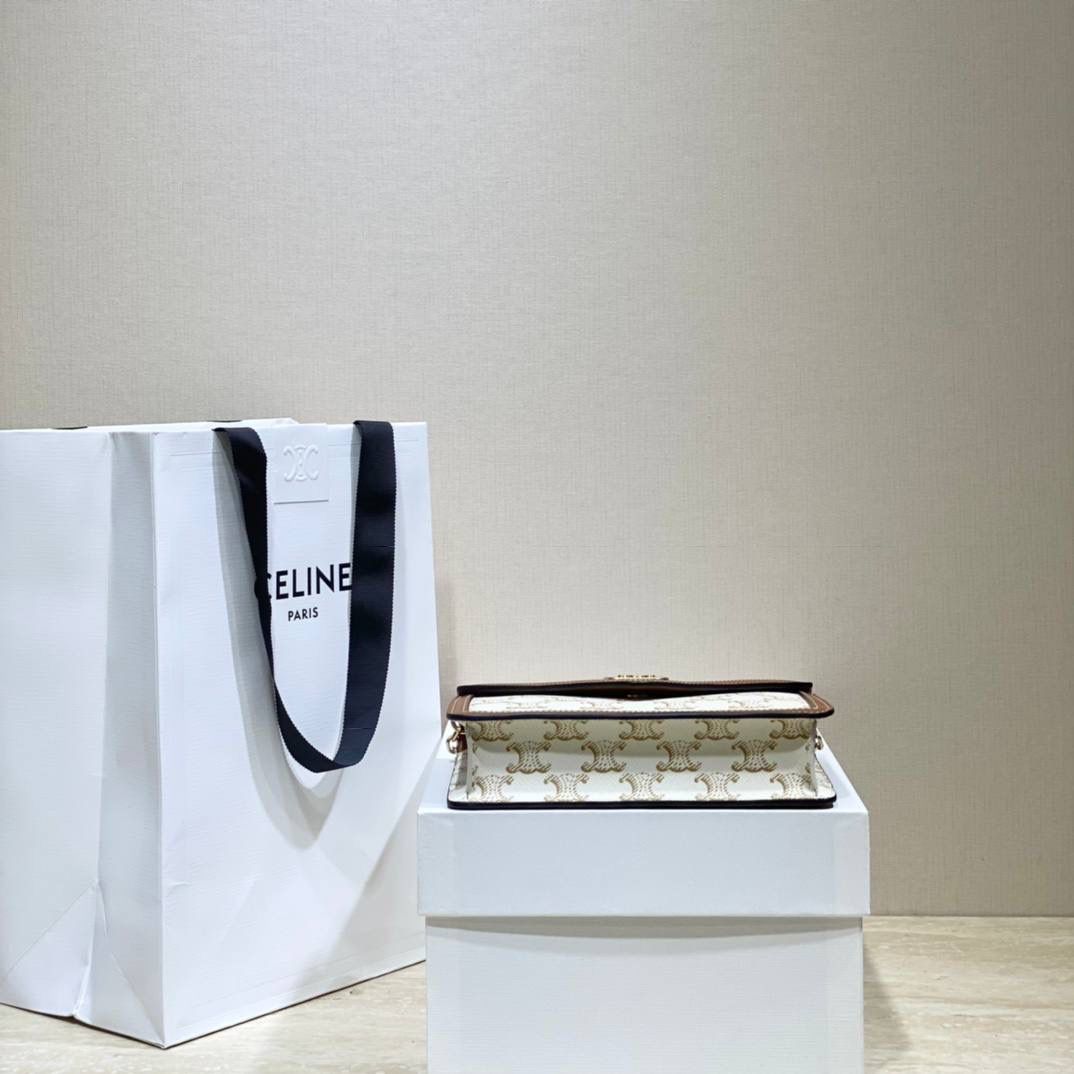 🔥大货实拍图 𝗖𝗘𝗟𝗜𝗡𝗘♥𝗠𝗔𝗜𝗟𝗟𝗢𝗡链条信封包 型号：10H422 尺寸：19.5*13*4cm 白色老花+棕边秋冬背都很好搭～重点是外层帆布，里层牛皮，很耐造！喜欢😍