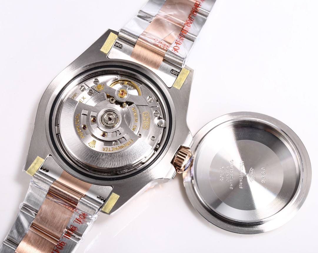 C厂 劳力士 ROLEX 超级复刻火爆来袭格林尼治ll🎮 EA1 1、机芯3186/3285采用是一体机芯蓝游丝和原版同样通过调试时针快跳调整日历的功能瞬跳，和原版一样的GMT双时区表针在底部时针上面的第二层，由下到上的顺序为：时针-双时区针-分钟-秒钟。 2、指针；升级电镀白金在任何角度都可以看见其光泽感 采用特殊针尖工艺 确保与原装一致夜光粉选用瑞士进口蓝绿夜光填充完美还原夜光效果 🎮 3、表盘；原装开模 立体印刷 电镀白金 中心轴下沉 日历下沉 字体大小与颜色同原装完全一致包括条丁四角的打磨 12字位火山口打磨都做到了高度一致 4、圈口；此款表的灵魂所在 也是本厂花费大量时间与精力的地方 每一次的烧制都是一次进步 本厂圈口一体成型高精密陶瓷圈色差也是必须降到最低 深蓝黑圈/红蓝圈/黑圈/真陶瓷均为白金填充，其颜色目前是最接近原装的 5、日历；新版劳力士日历采用新款勾4，本厂加以借鉴避开市场众多错误版本，日历的字体印刷相当清晰立体，放大十倍依旧清晰立体 无锯齿 6、表壳表带；选用904号钢材铸胚，在反复手工打磨成型，904钢密度小 耐腐蚀性强 防刮耐磨等优点🥰🔥