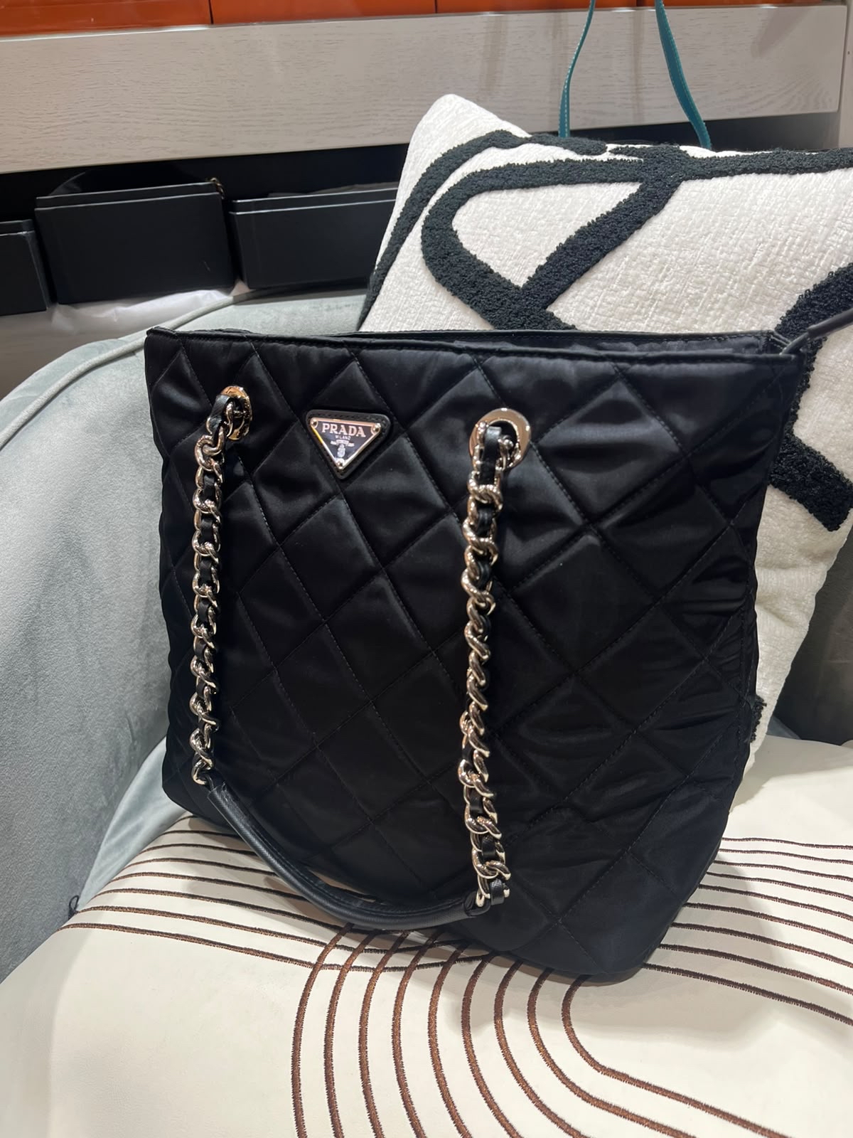 Prada nylon shoulder bag  100%Authentic ,98%new✅dust bag