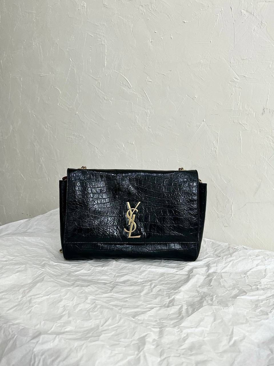 经典王🔥 ys1 kate双面鳄鱼纹/麂皮棕中号🐻 我个人很喜欢的一只ys1 一只包有两种风格(双面能用) 春夏用牛皮面，秋冬用麂皮面 有没有和我一样不喜欢定型包的姐妹 就喜欢这只双面kate软piapia的随性感☺️ 容量贼大，自重还轻，爱了爱了～ 28.5×20×6cm553804m