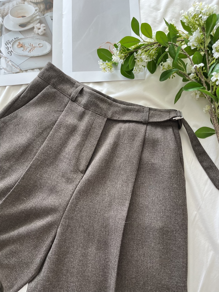 Warm-Tone Buckle Drape Slacks (Brown)