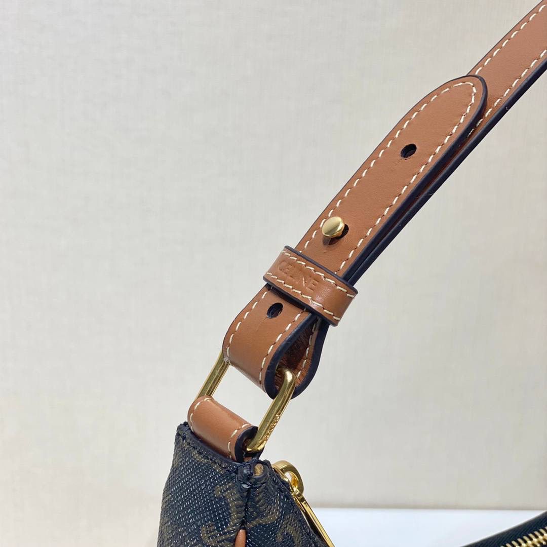 🔥大货实拍图 𝗖𝗘𝗟𝗜𝗡𝗘 ♥ 𝗧𝗥𝗜𝗢𝗠𝗣𝗛𝗘 𝗖𝗔𝗡𝗩𝗔𝗦 𝗔𝗩𝗔 灵感来自1990年代中古包Macadam，采用小巧优雅的月牙形轮廓，搭配耐看的棕色调凯旋门老花和小牛皮滚边，透出复古娇俏气质。型号：193952 尺寸：23*14*7cm