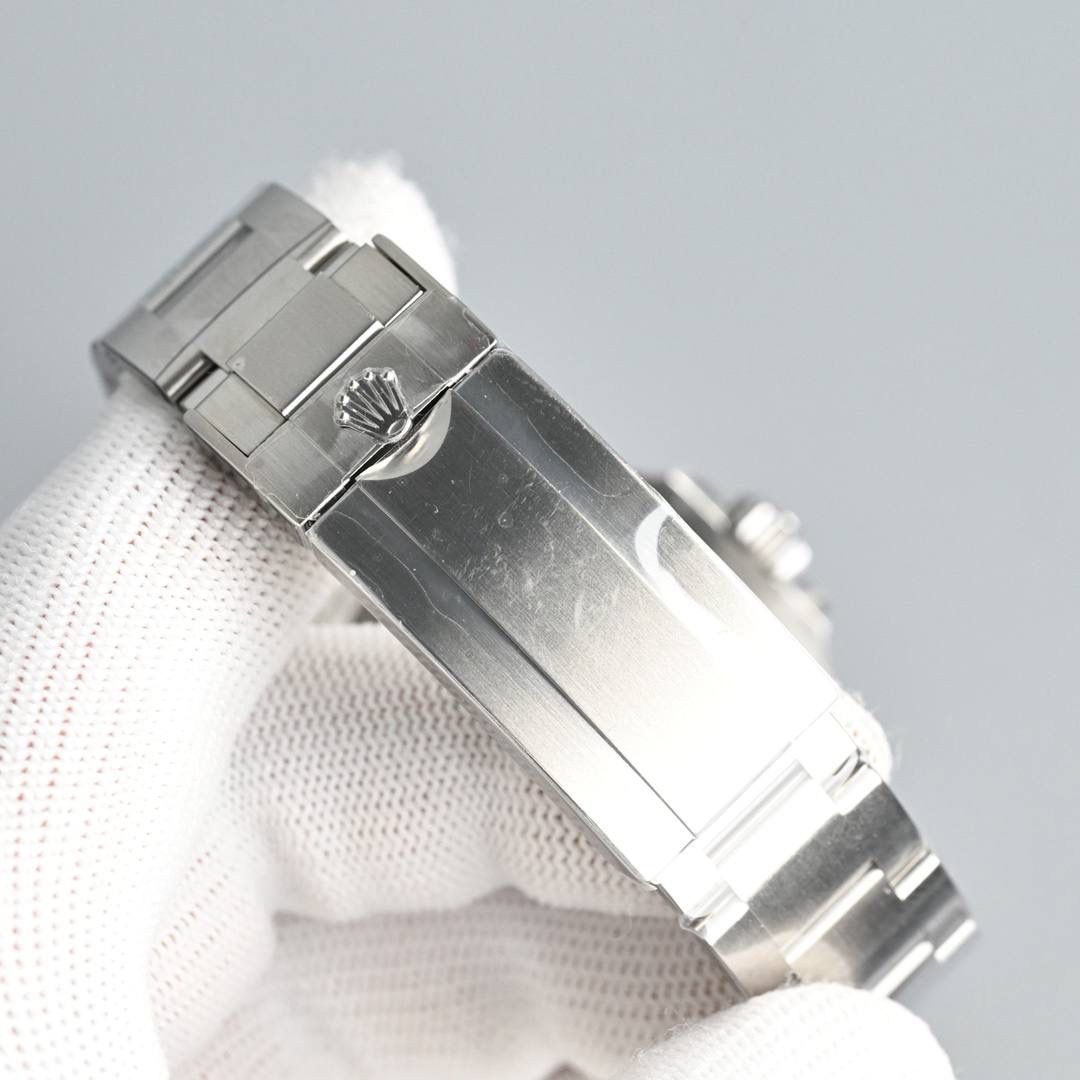 C厂 factory劳力士潜航者41mm水鬼匠心之作来袭： 1⃣️尺寸41MM，同正品，整表采用904L精钢，蓝宝石高透镜面，3点钟位置带2.5倍放大镜（镀蓝膜），搭载3235机芯。 2⃣️夜明珠玉质感明显，夜明珠与时分针夜光粉填充均匀饱满，颜色一致，毫🈚️色差。 3⃣️刻度6/9/12位倒角处理圆润，同正品！与市场货6/9/12位尖锐感形成鲜明对比。 4️⃣陶瓷圈声音清脆，外圈刻字与刻度均采用铂金粉填充，呈现银灰色磨砂质感，与正品一致。 5️⃣内部刻字清晰度高并且立体感明显。 6️⃣时分针放大🈚️任何毛刺感，蘑菇状实心中轴。 7️⃣表扣与正品一致具备弹射效果，内侧没有任何焊接点，一体成形。 8️⃣表带头结构呈三段式拼接效果同正品，与市场立体式效果不同。