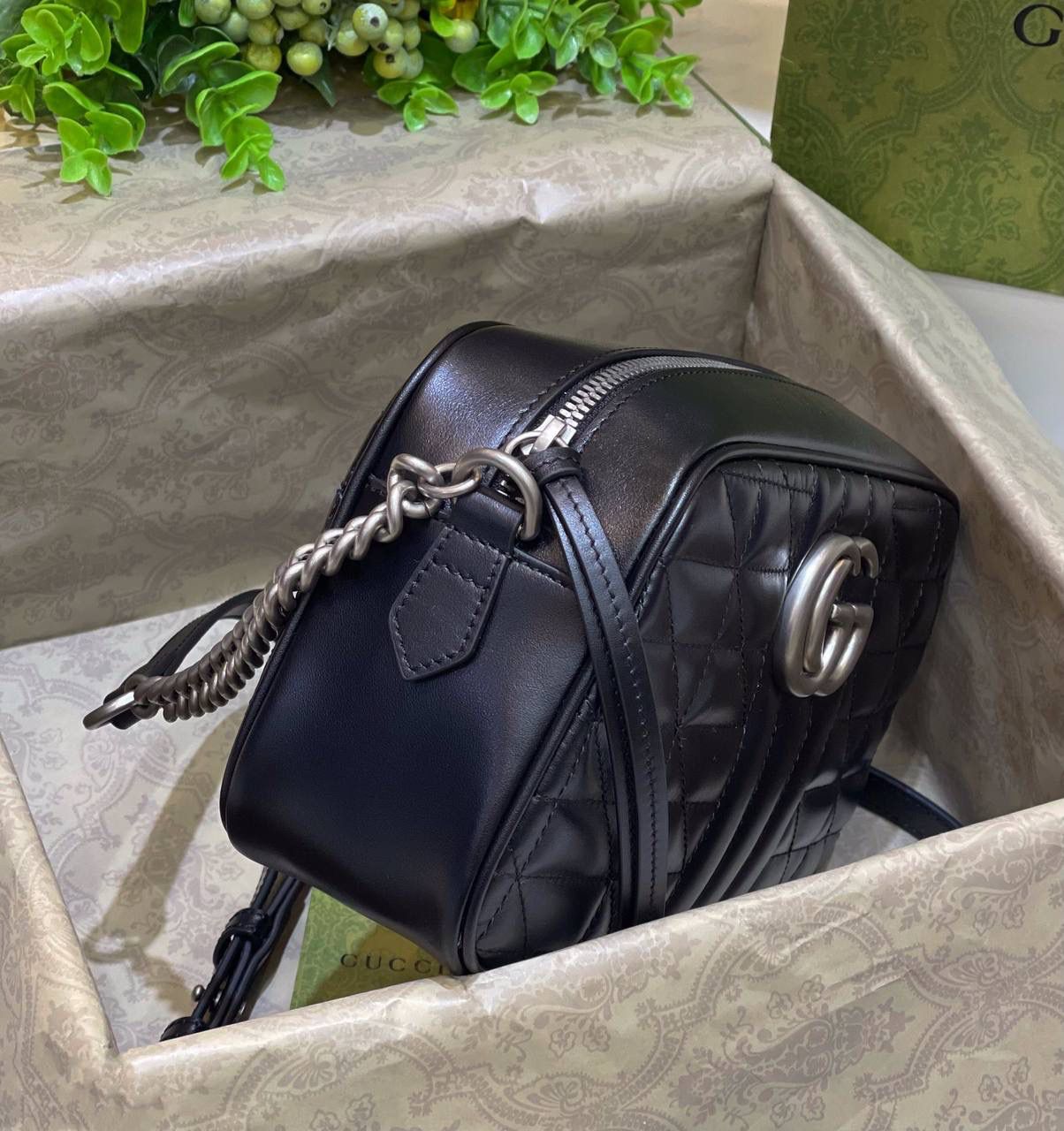 ✈️✈️✈️# 🔥𝐌𝐚𝐫𝐦𝐨𝐧𝐭菱格原厂皮# ▫️型号447632 ▫️尺寸 24*14*8cm 全新经典款相机包 ，整个包身下血本都用了原厂牛皮❗️最基础的包型.立体棱格绣花在灯光下让整个包活跃了起来，肩带可调节上身太好驾驭 不挑身高，也是全球打人必备的百搭单品！