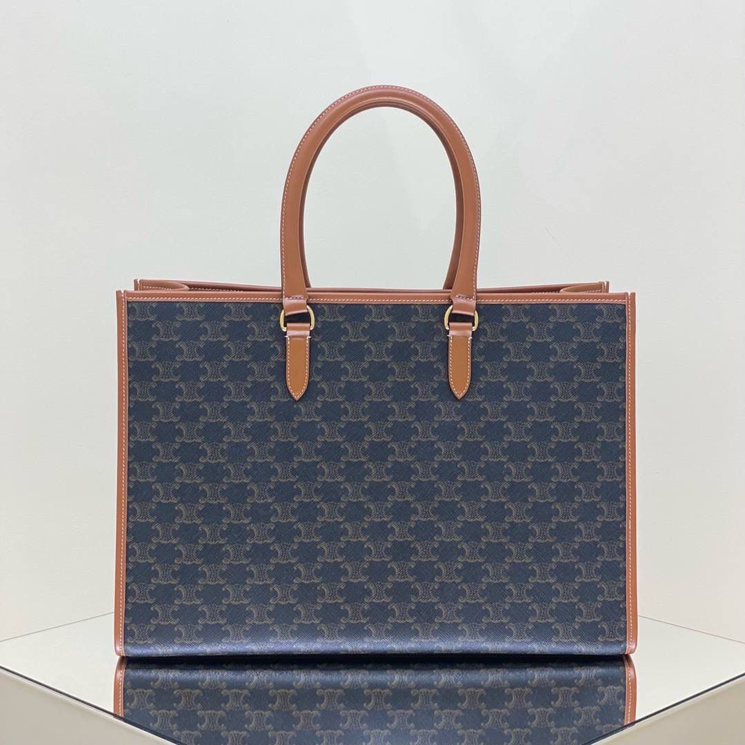 🔥大货实拍图 𝗖𝗘𝗟𝗜𝗡𝗘 ♥ 𝗖𝗔𝗕𝗔𝗦 𝗧𝗢𝗧𝗘大号 型号：197912 大号尺寸：43*30*10cm 小号尺寸：35*22*7cm 𝘾𝙀𝙇𝙄𝙉𝙀 𝟐𝟎𝟐𝟐秋冬新款～老花帆布cabas真的是大号包中的战斗机！耐刮擦，轻便，容量大，装电脑不在话下！更加感人的是袋口有暗扣，安全感满满，日常出门使用都很合适，职场女性和宝妈就更加不能错过啦！