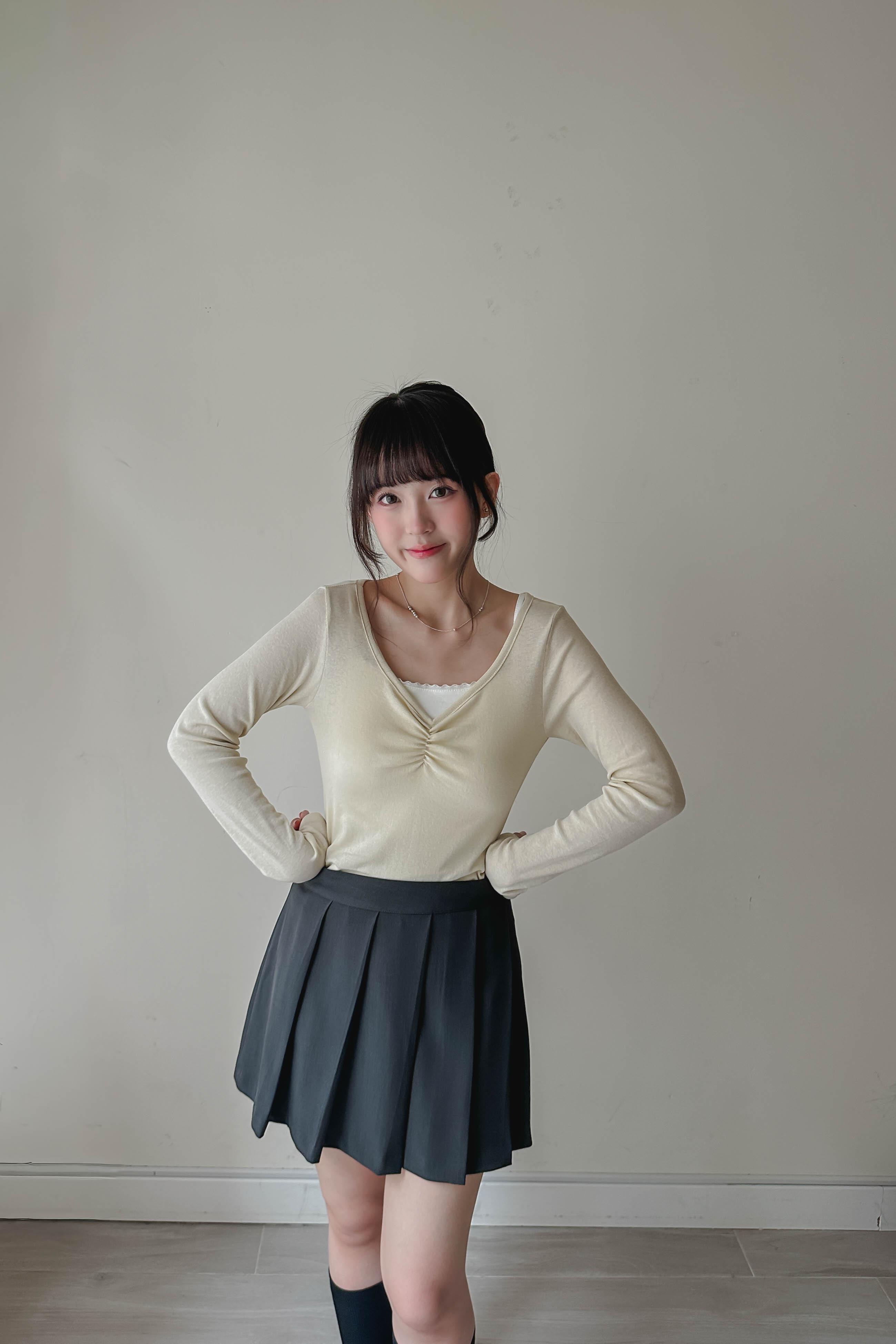 顯瘦!! 抓褶V領修身上衣 (兩色入)