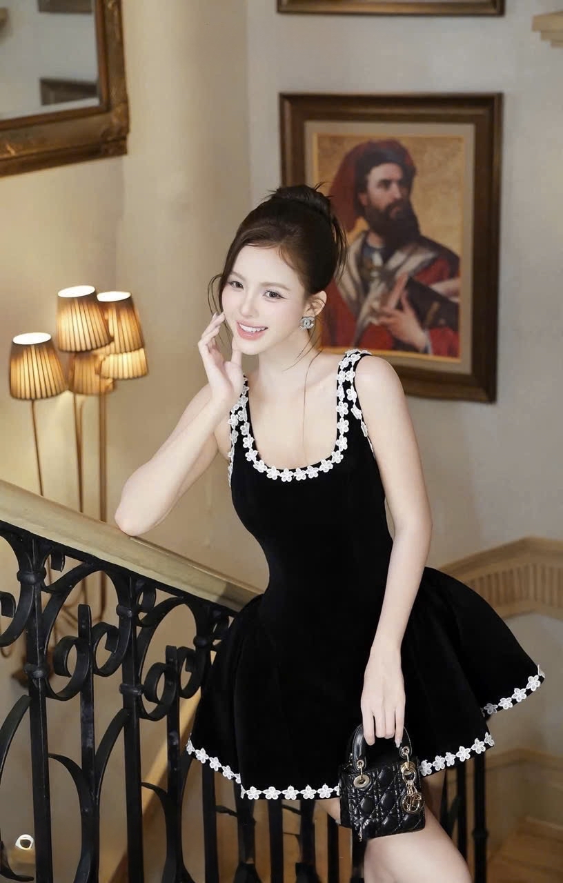 黑色絲絨連身裙 白色花卉滾邊