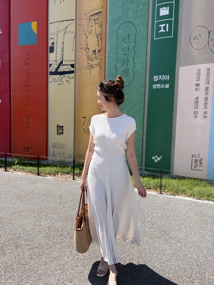 Elea Ribbed Flowy Dress (Ivory)