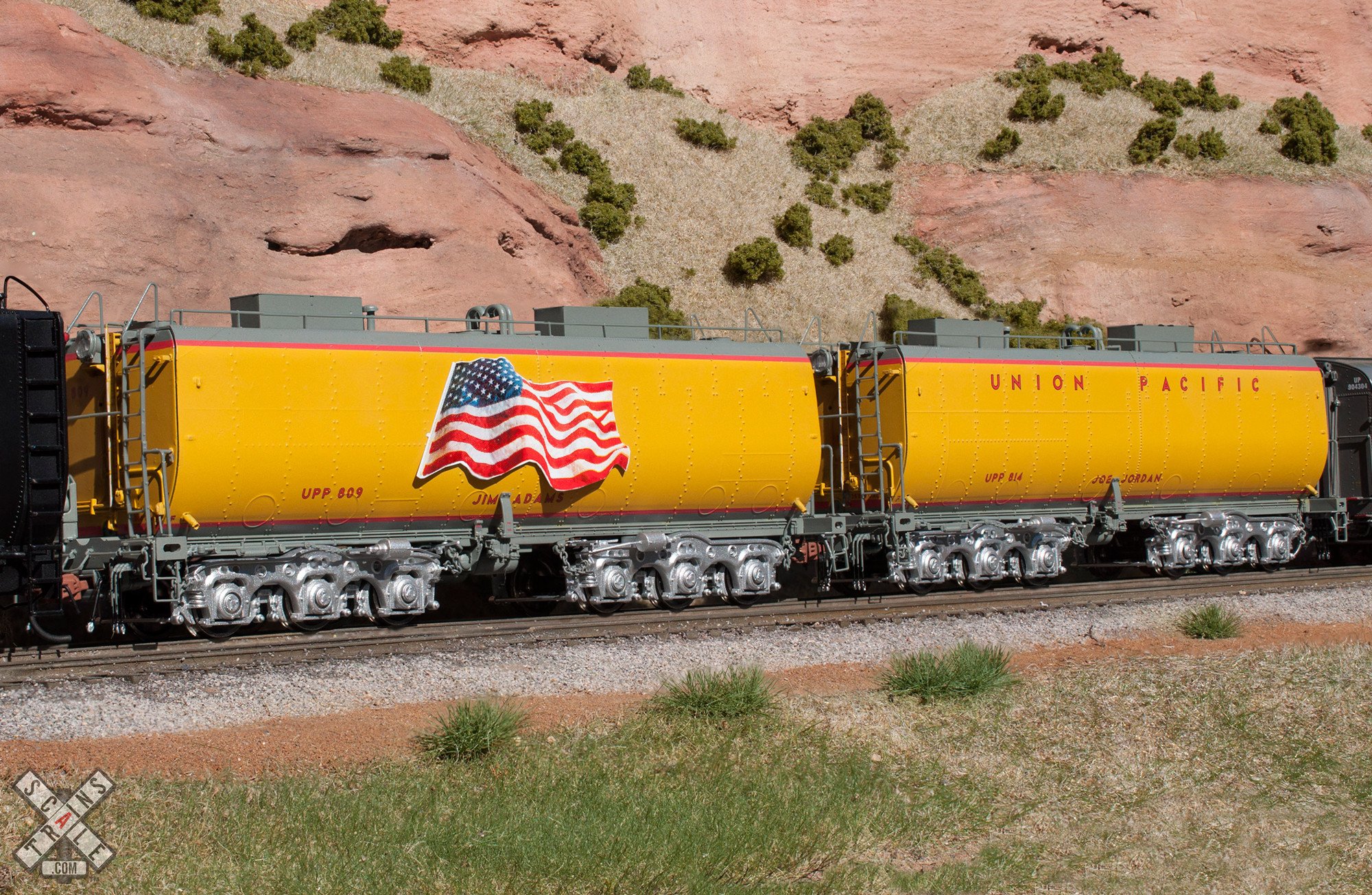 Union Pacific HO Water Tender set w/flag Scaletrains SXT30019