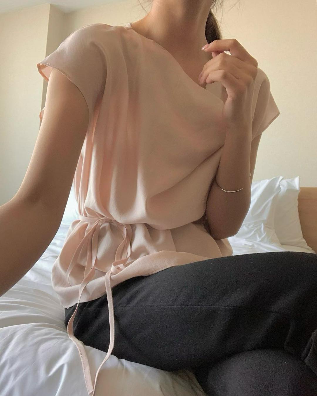 蕩領微皺色丁束帶上衣