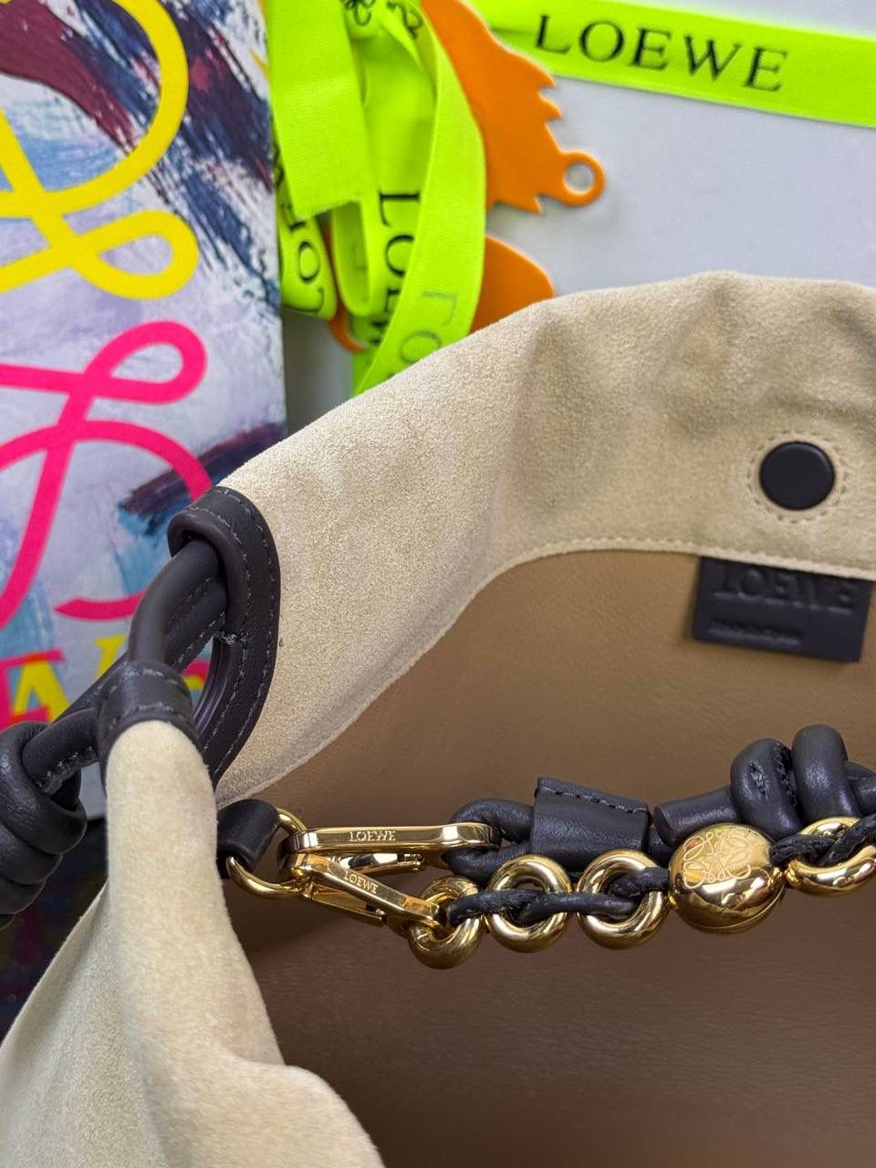 🎈中号链条款𝙁𝙡𝙖𝙢𝙚𝙣𝙘𝙤 𝙋𝙪𝙧𝙨𝙚磨砂皮 ——【杏色】 尺寸：𝟯𝟬-𝟭𝟬.𝟓-𝟮𝟬𝐜𝐦 编码：012403 【配全套礼盒】 👉🏻延续福袋收缩绳褶皱设计•羊皮包身手感细腻柔软❤️ 👉🏻链条肩带➕皮肩带的双肩带设计•时尚百搭•给足了集美们多样化的选择。肩带可拆卸可调节•磁扣开合•正面烫金𝙇𝙤𝙜𝙤•呈现出高贵典雅的视觉感😍 👉🏻独家背景➕独家品质➕独家全套砖柜礼盒套装•市场高端品质皆在我手✌🏻