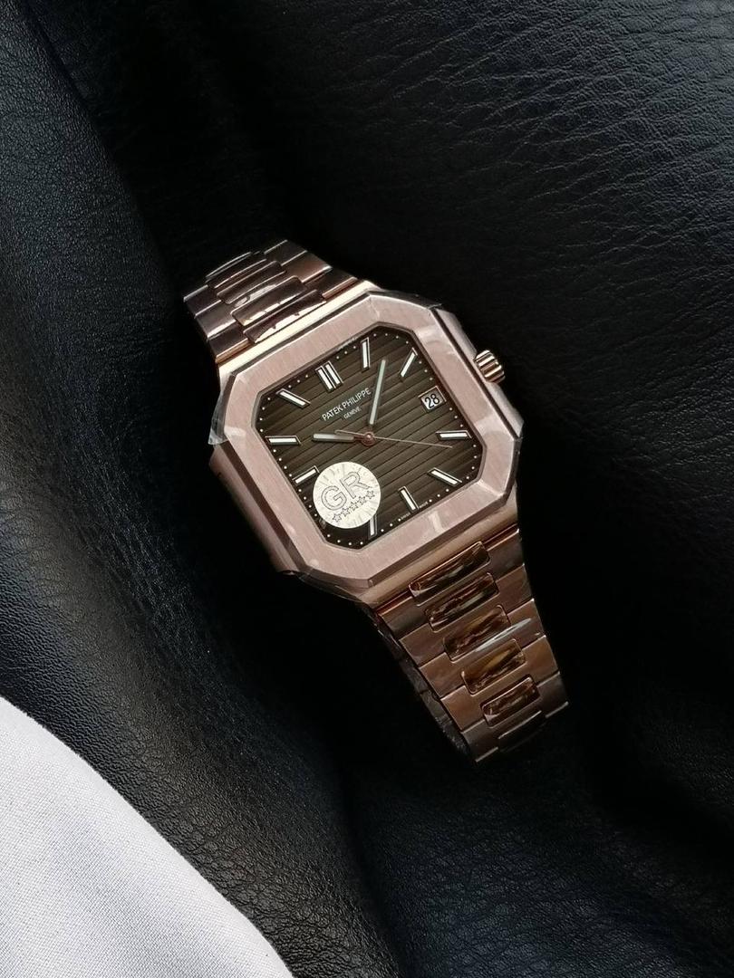 百达翡丽 方形 新系列CUBITUS 5821腕表 亮点特色：1️⃣机芯:搭载定制9015改Cal.26-330 SC一体机，调时不停秒，调时不停秒，摆轮位置均与正品一致，自动上链机芯。2️⃣钢带:316L定制级人体工程学表带，新扣款式。3️⃣表壳:尺寸45毫米厚度仅8.3mm，为表壳对角线长度(即10点位至4点位),因为表壳近似于方形，上下边的宽度会小于这一数值，所以视觉效果并不是很大。 搭配上，5821属于运动风格腕表，日常搭配正装和休闲风格也可以。