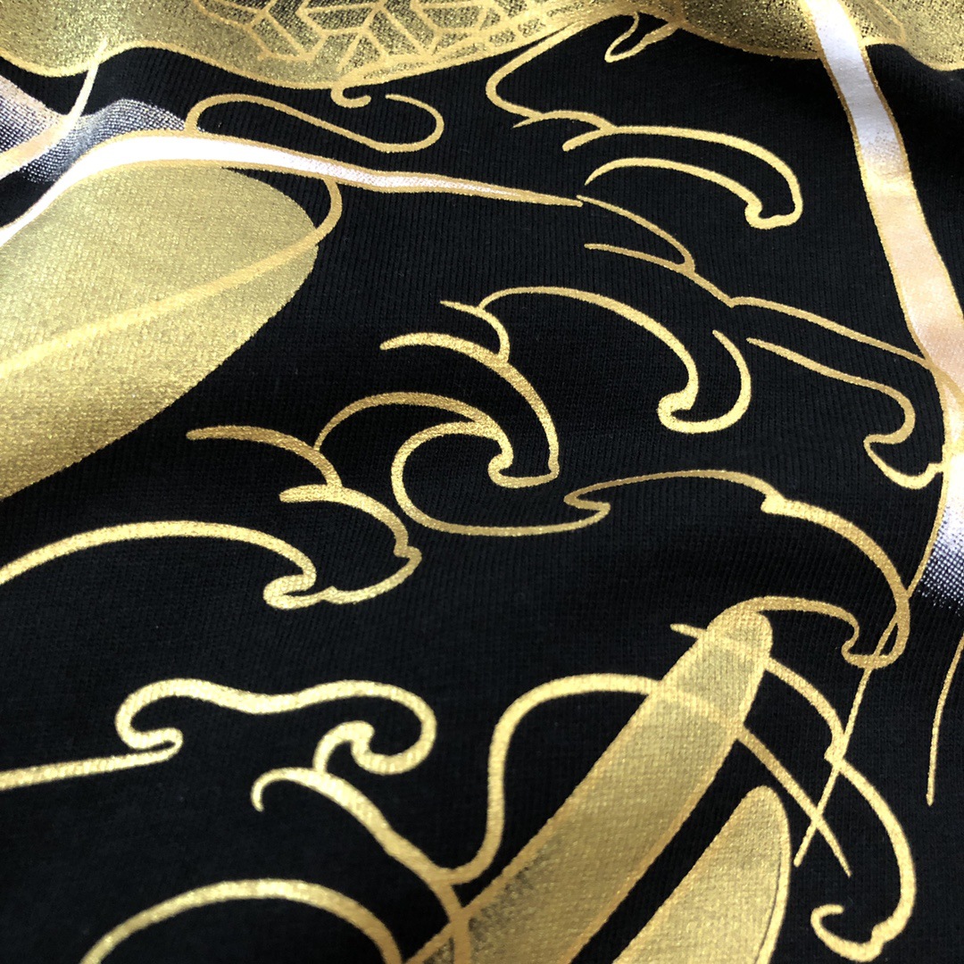 預訂 EVI SU 口袋黑金色鯽魚刺繡短袖Tee 